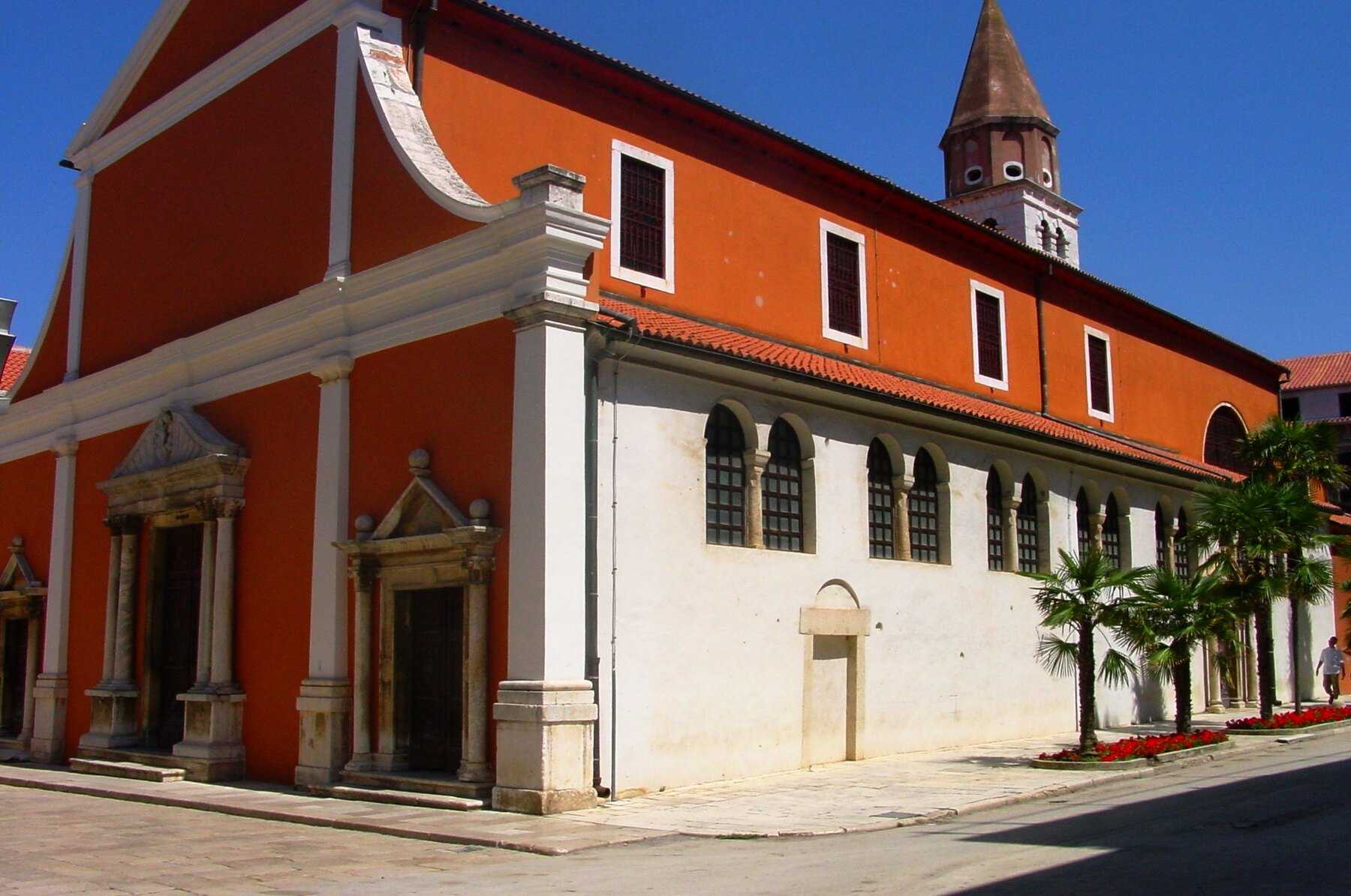 Façade baroque et clocher de l'église Saint-Siméon à Zadar