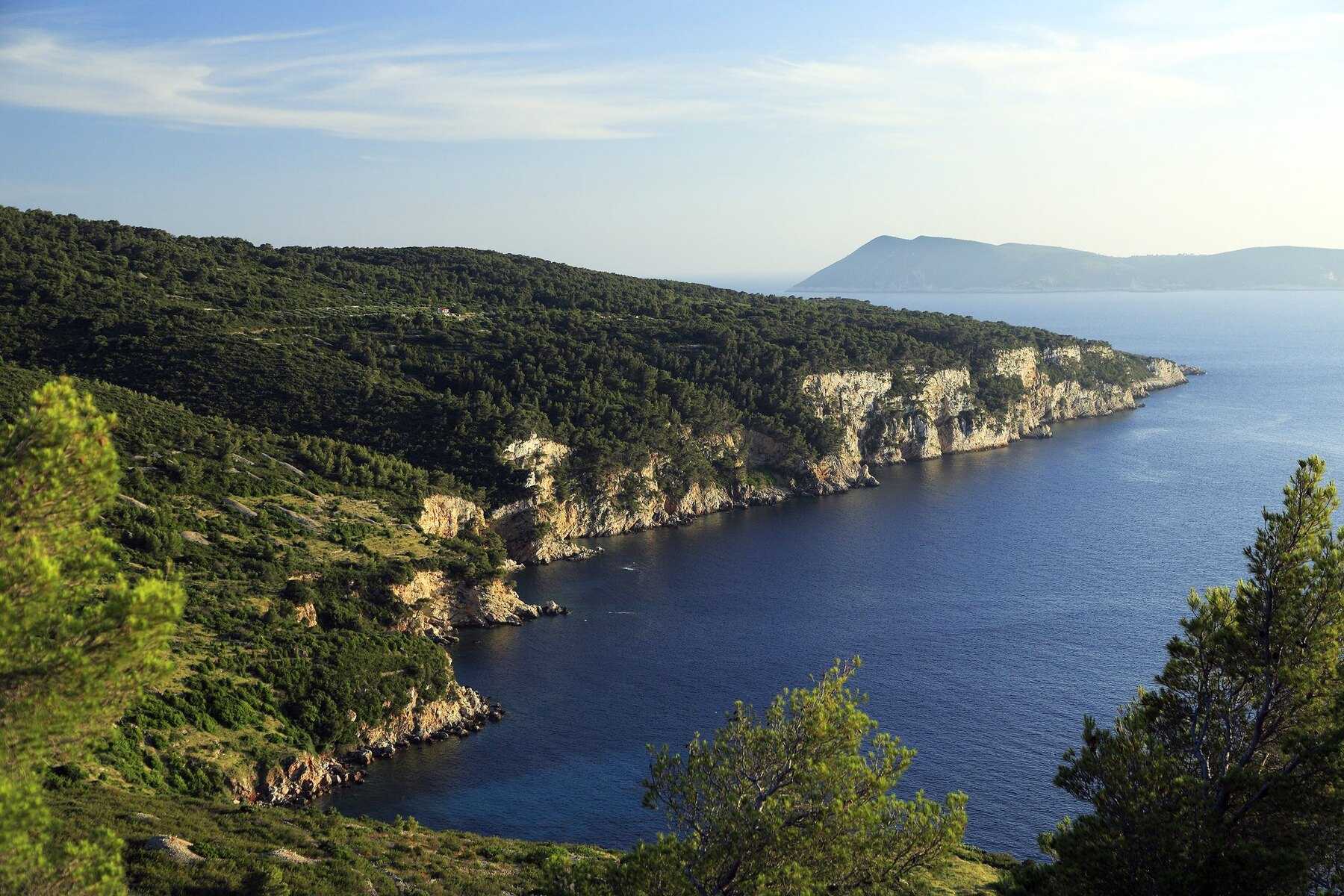 Les falaises de la côte sud-ouest de Vis, en direction de Biševo