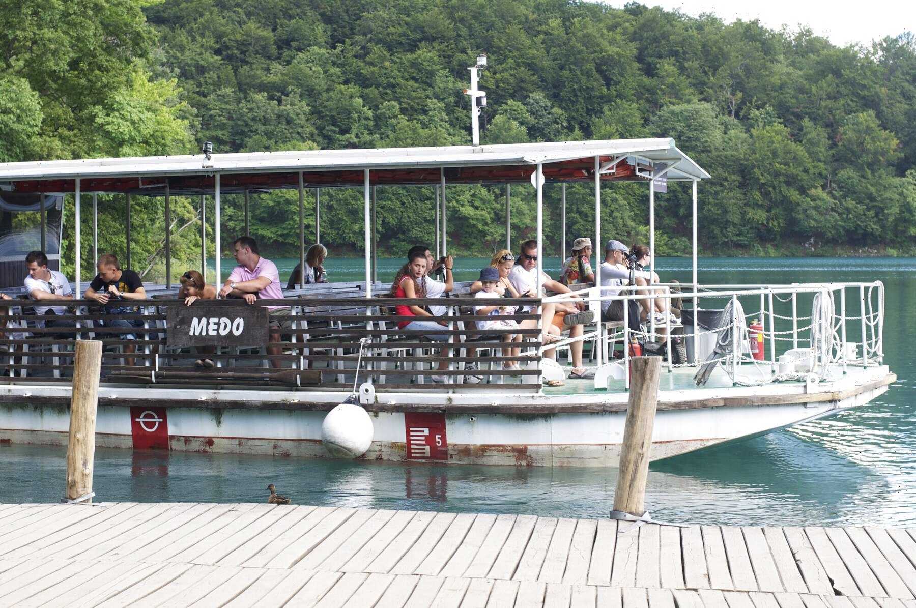 Le bateau électrique « Medo » à quai sur le lac Kozjak, à Plitvice : la traversée est comprise dans le billet
