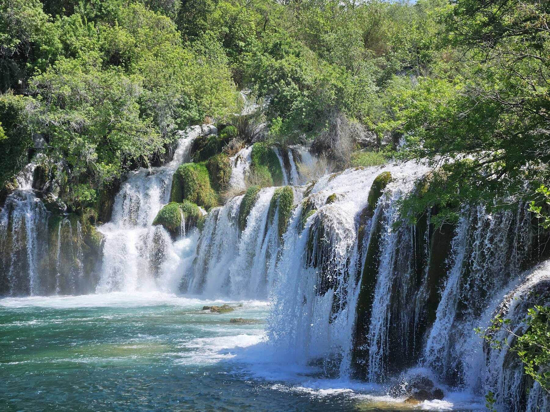Les chutes de Skradinski buk, dans le parc national de Krka, sous la végétation
