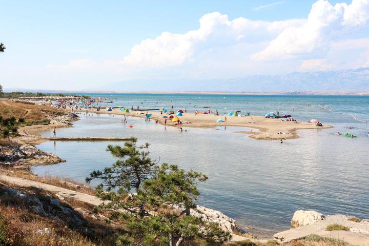 La lagune de Nin et sa langue de sable, où les familles se baignent dans une eau peu profonde, face au massif du Velebit