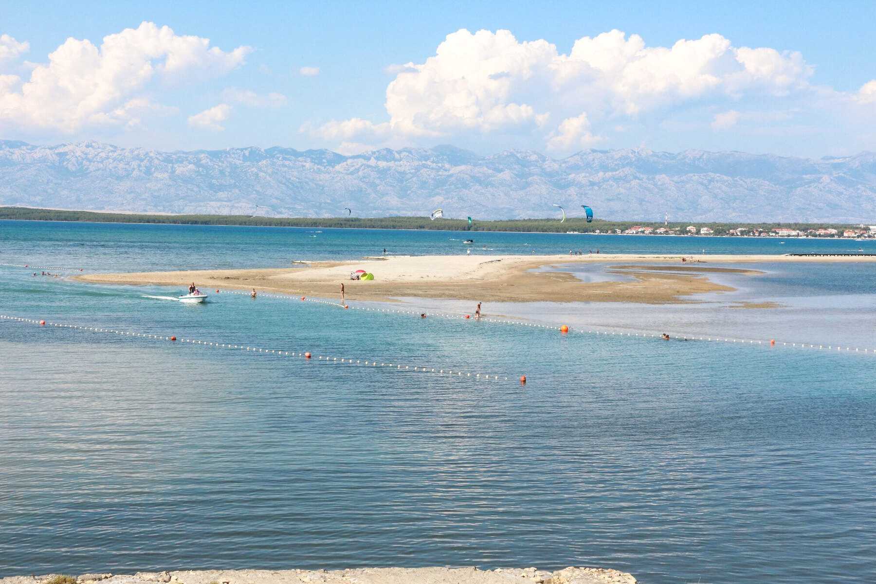 Le long haut-fond de sable de la plage de la Reine, à Nin, où l’on a pied loin du bord