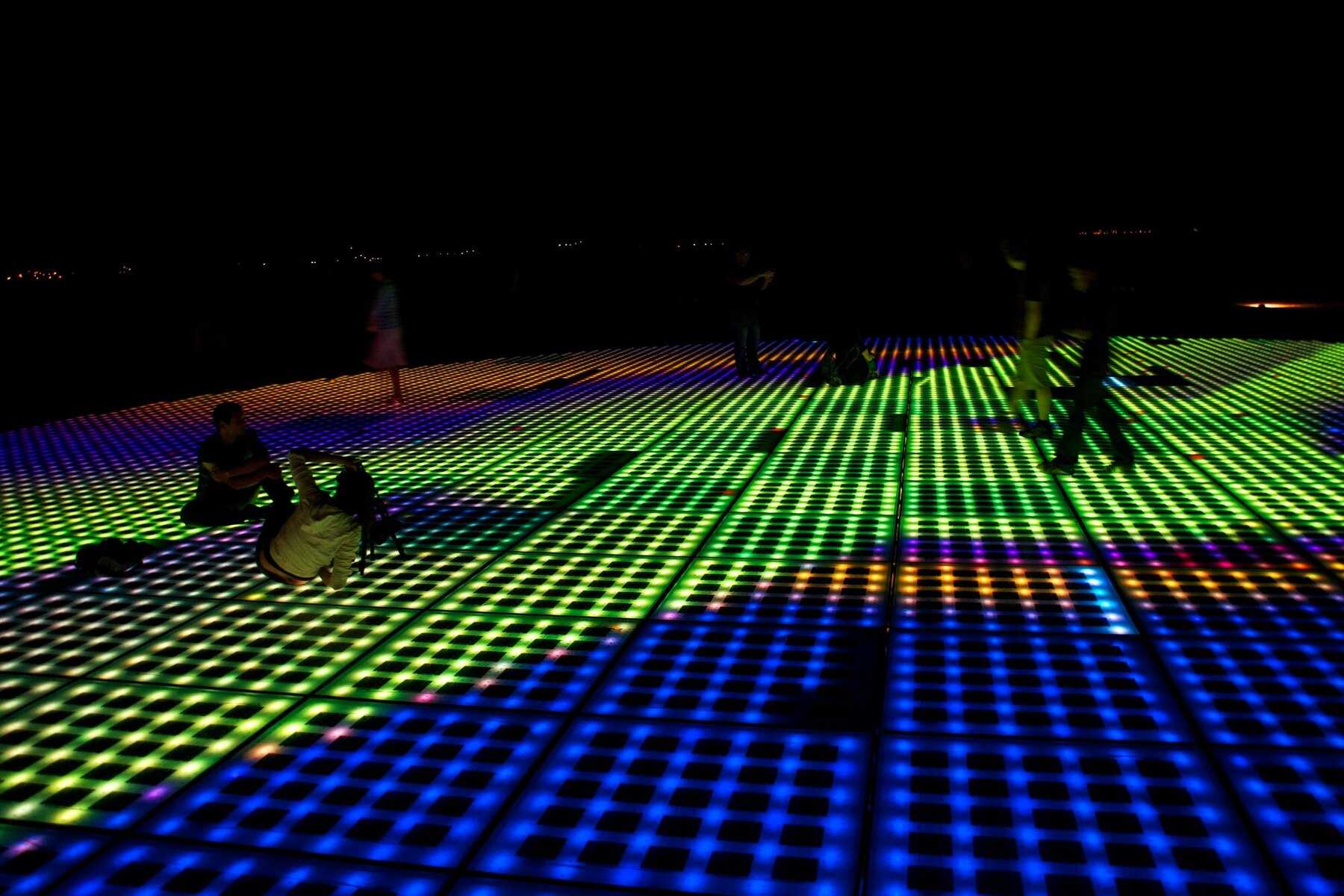 Les panneaux de verre de la Salutation au soleil, à Zadar, illuminés à la nuit tombée