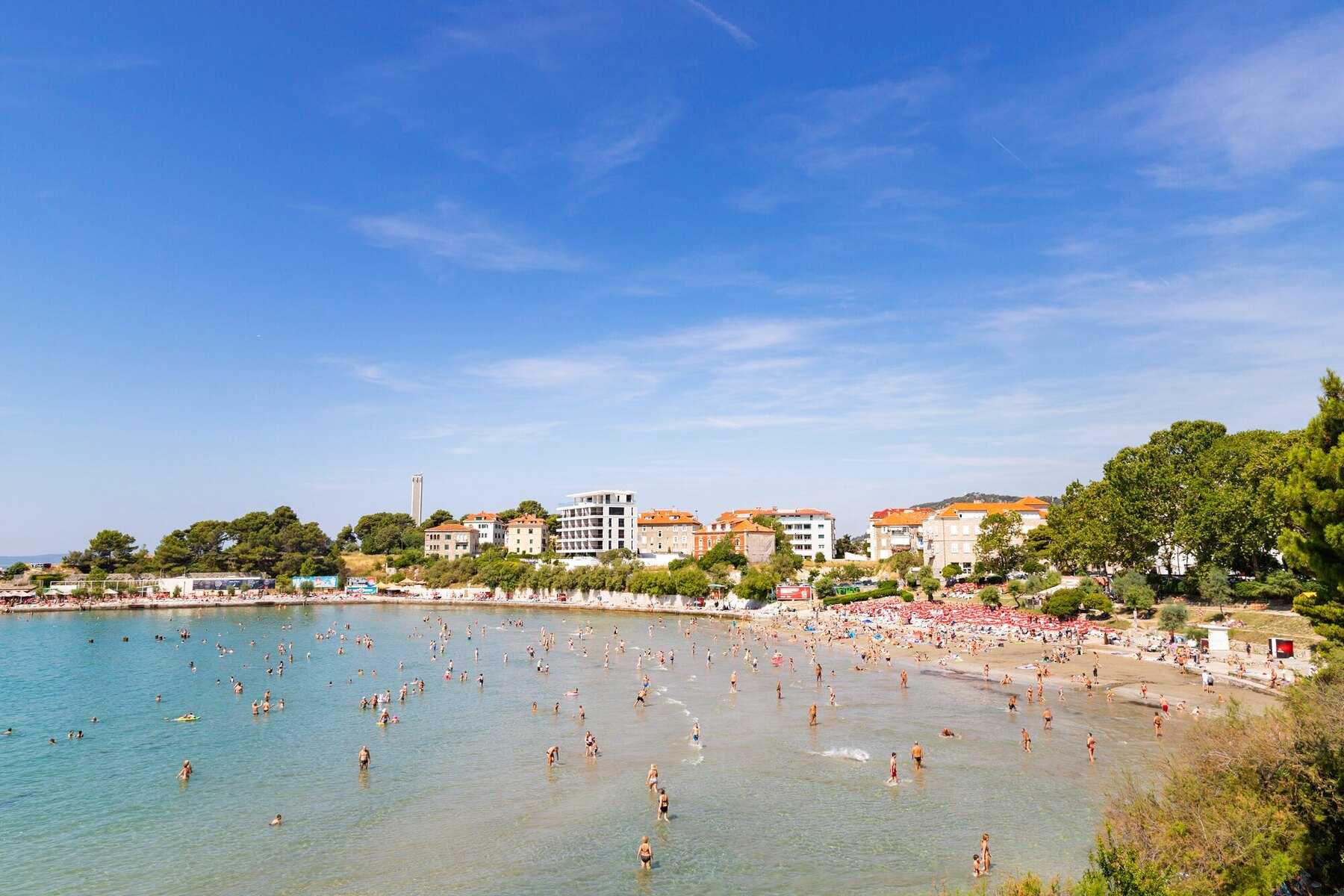 La plage de sable de Bačvice, à Split, où l’on a pied loin du bord