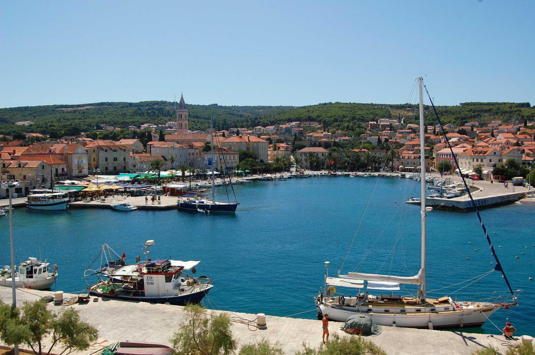 Le port de Supetar, sur l’île de Brač, où accoste le ferry de Split
