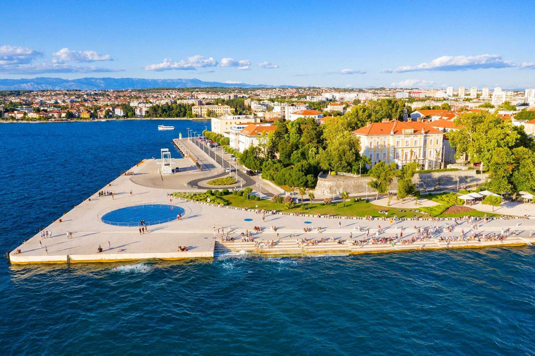 Vue aérienne de la pointe de Zadar, avec l’orgue marin sur le front de mer et le cercle de la Salutation au soleil