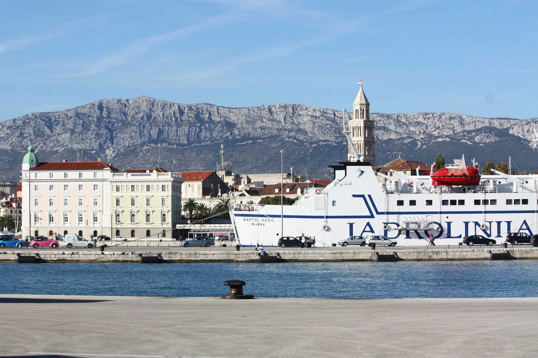 Le car-ferry Jadrolinija Bartol Kašić à quai dans le port de Split, devant le clocher de la cathédrale et le mont Kozjak