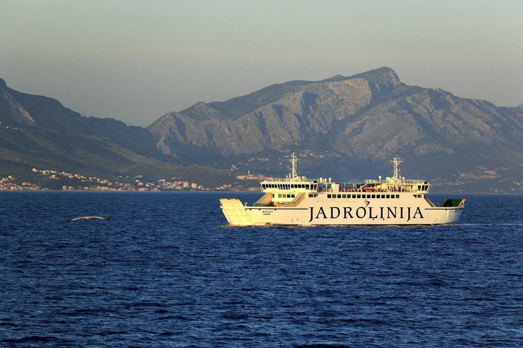 Le car-ferry Jadrolinija Hrvat en traversée entre Split et Supetar, devant les montagnes du continent