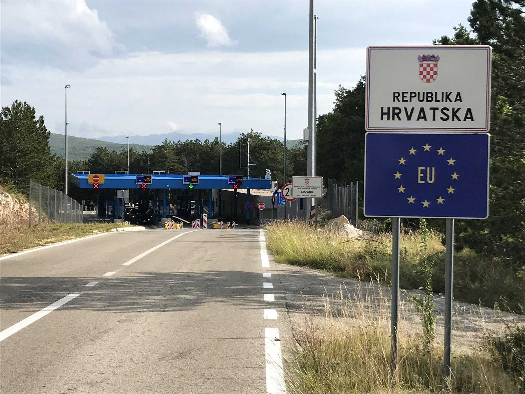 Panneau « Republika Hrvatska » et drapeau européen devant le poste-frontière d’Aržano, entre la Croatie et la Bosnie-Herzégovine