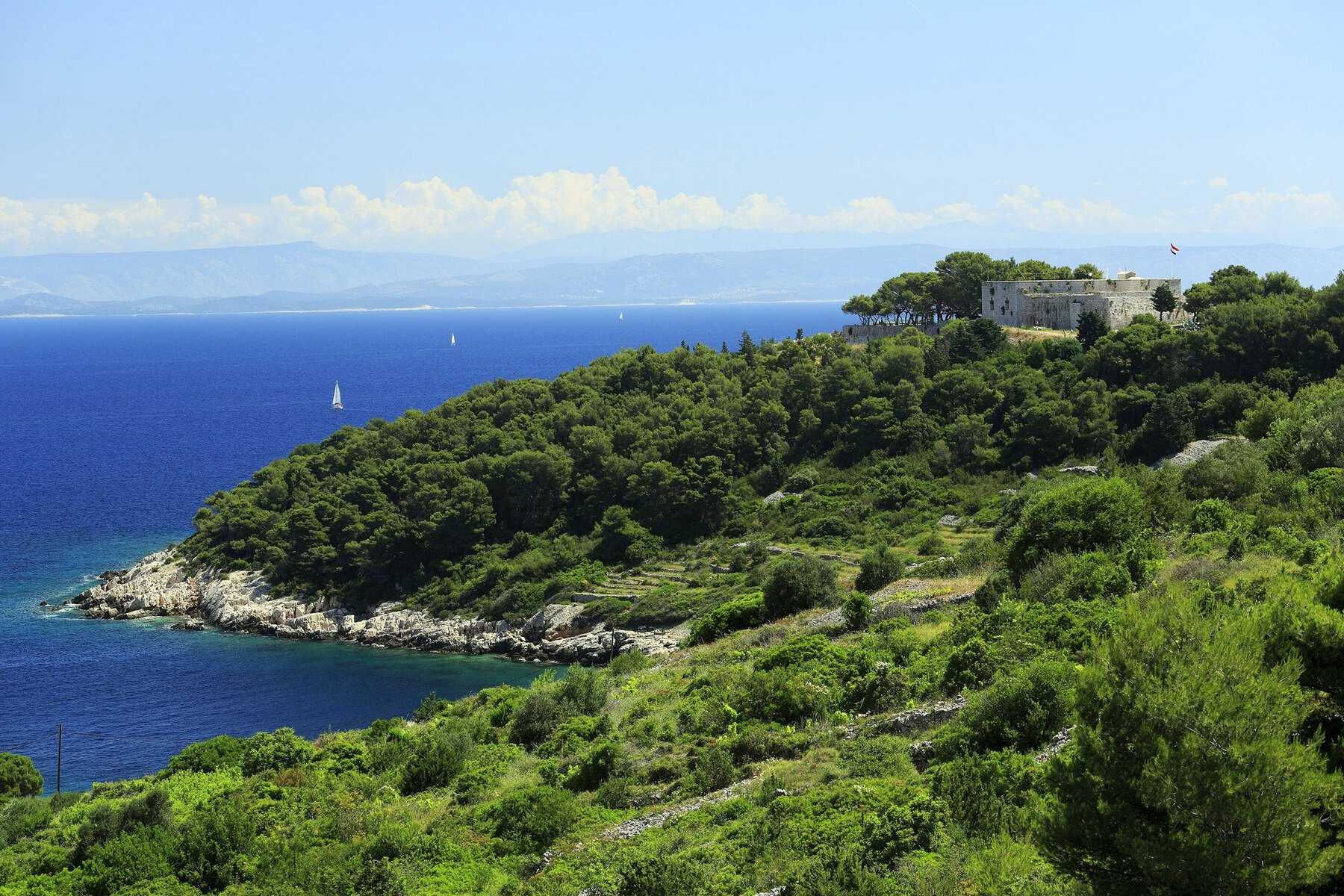 Le fort George sur sa pointe boisée, à l'entrée de la baie de Vis