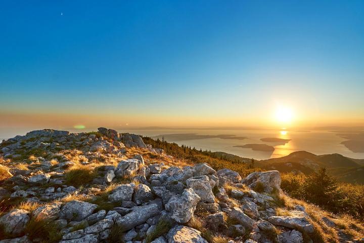 Le golfe du Kvarner et ses îles au coucher du soleil, vus depuis les hauteurs rocheuses du Velebit