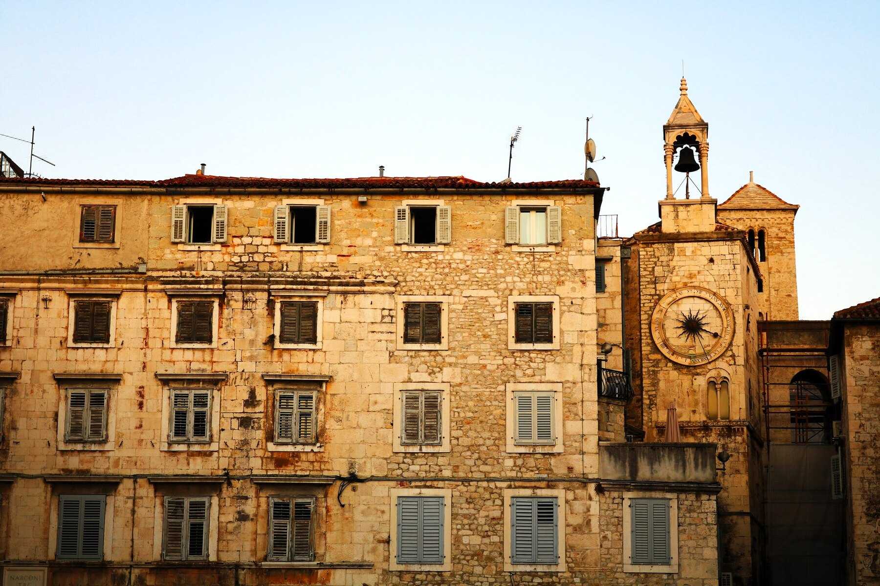 L'horloge de la ville et les façades de pierre de la Pjaca (place du Peuple) à Split