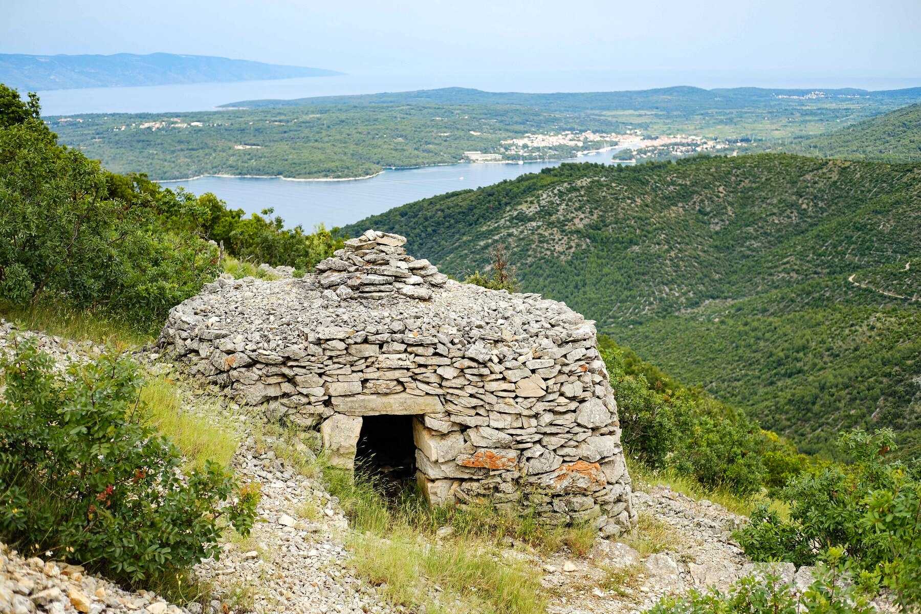 Une cabane de pierre sèche près de Velo Grablje, avec la baie de Stari Grad en contrebas