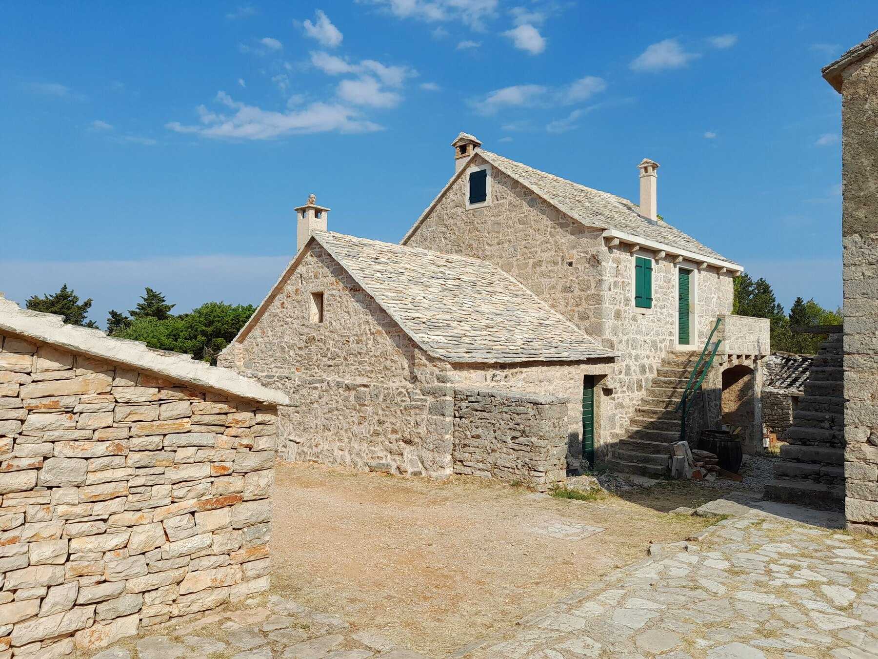 Maisons de pierre aux toits de lauzes dans le hameau de Humac