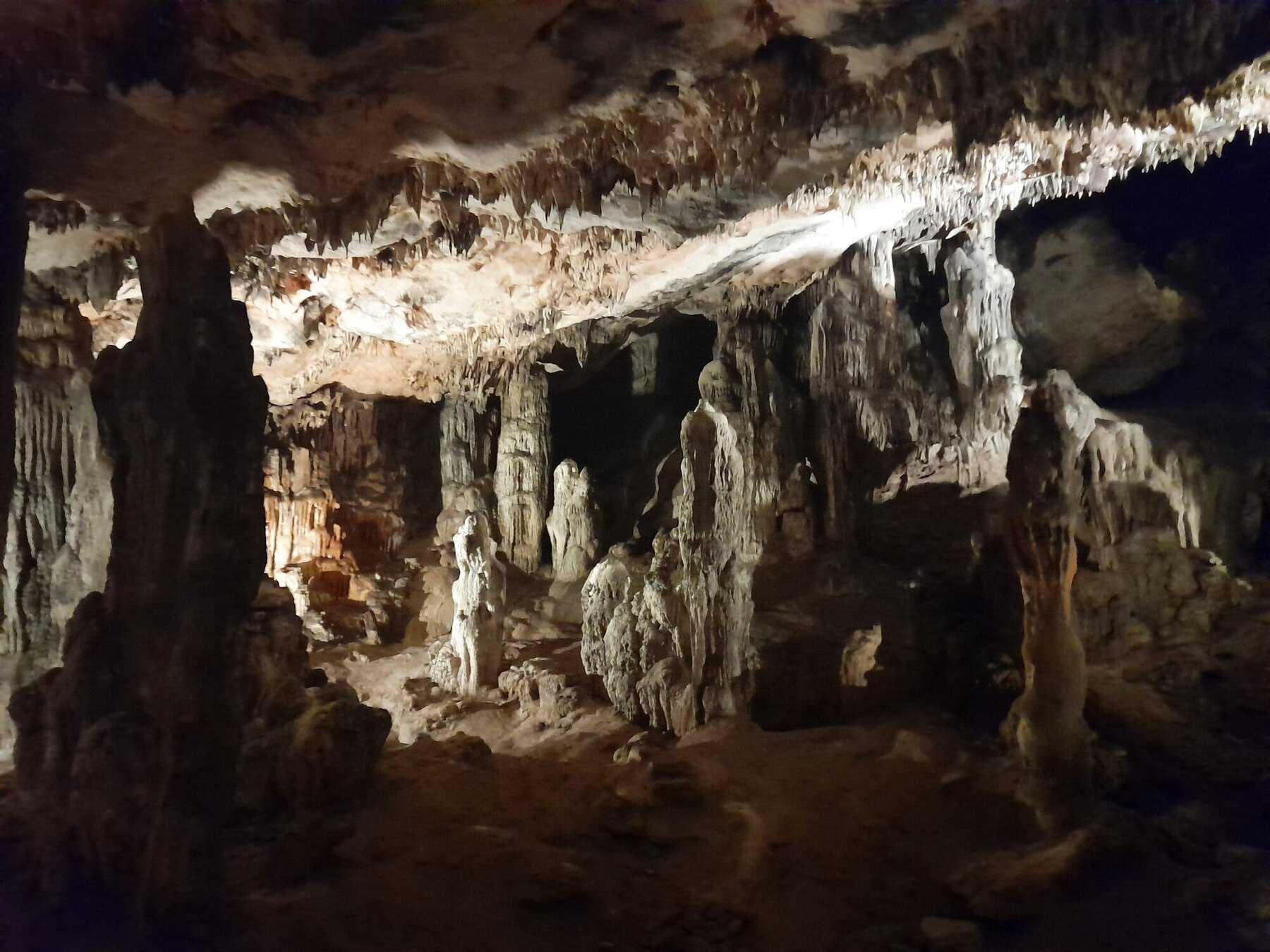 Stalactites et stalagmites à l'intérieur de la grotte de Grapčeva