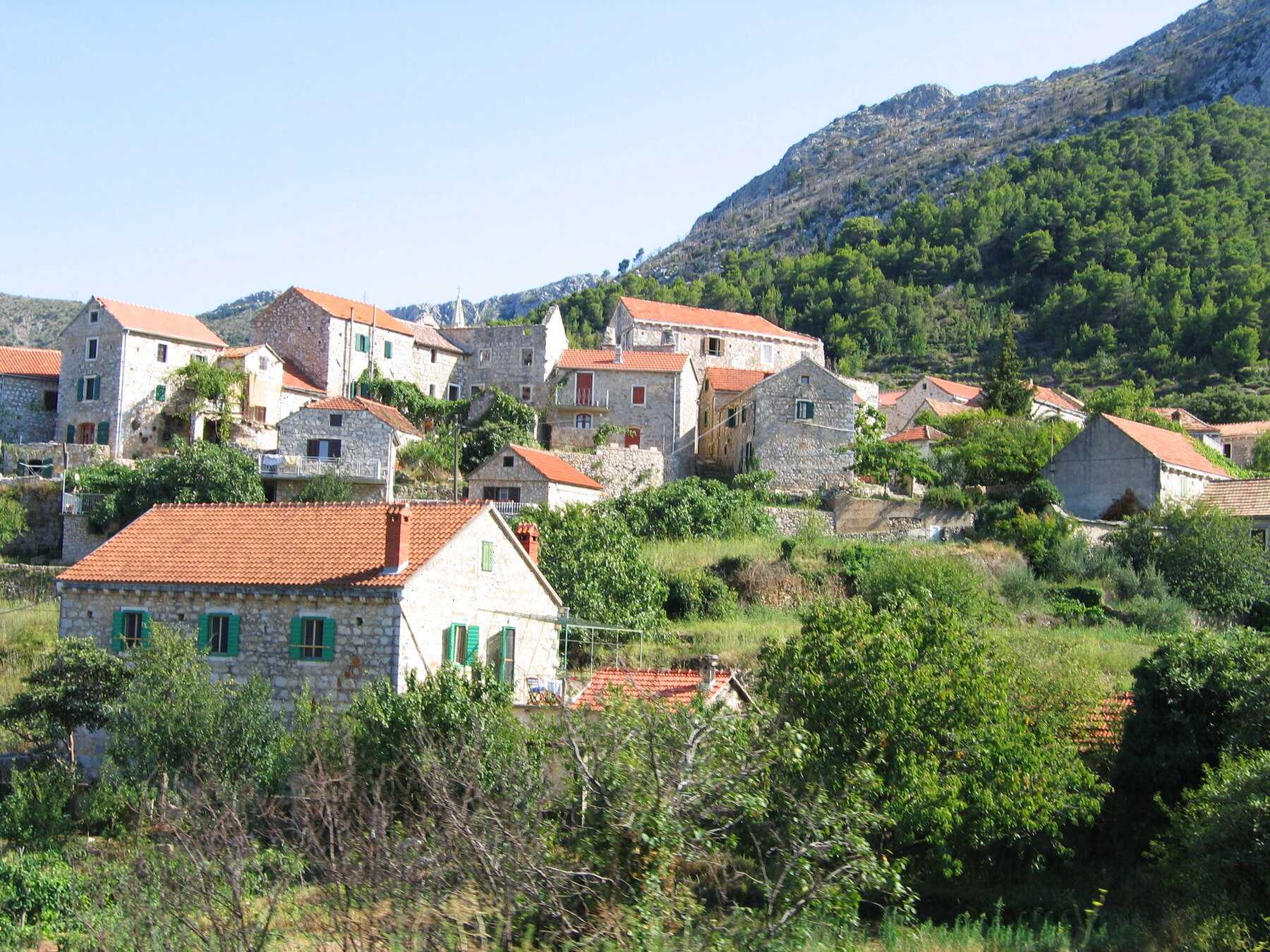 Le village de Pitve et ses maisons de pierre au pied des crêtes de l'île