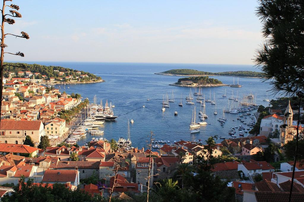 Hvar ville, son port et les îles Pakleni vus depuis les hauteurs, dans la lumière du soir