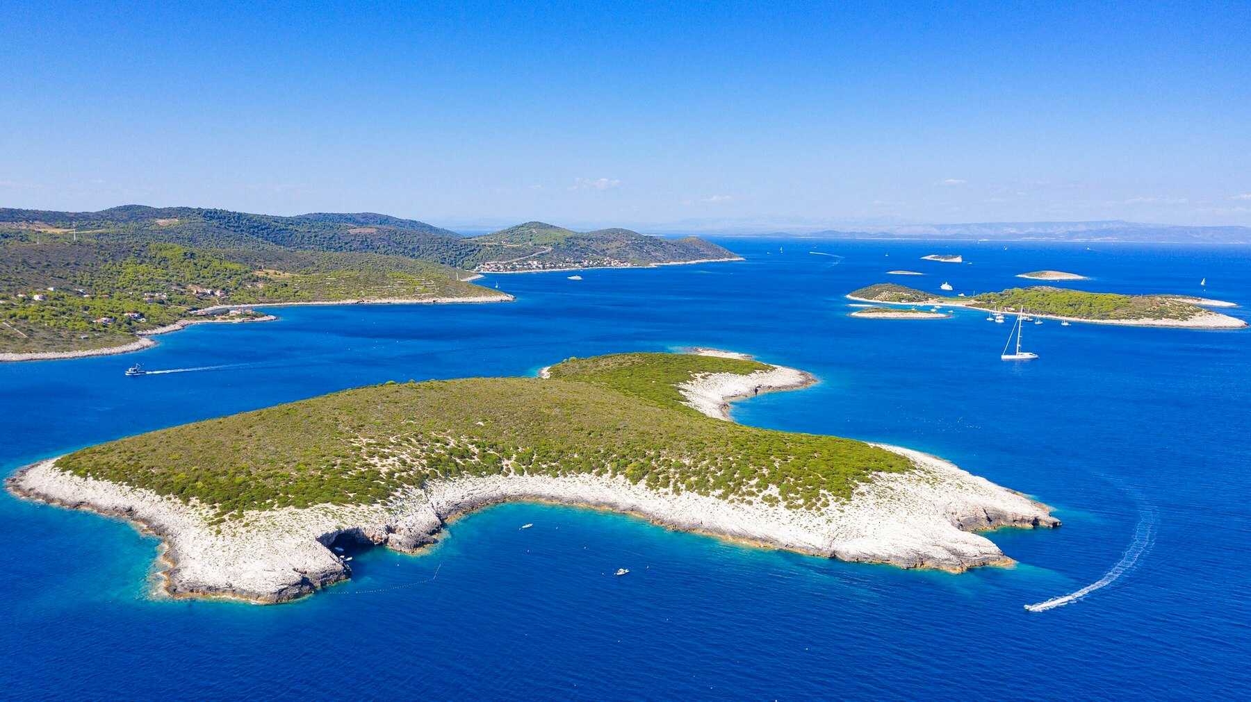 L'îlot de Ravnik et la pointe sud-est de Vis vus du ciel