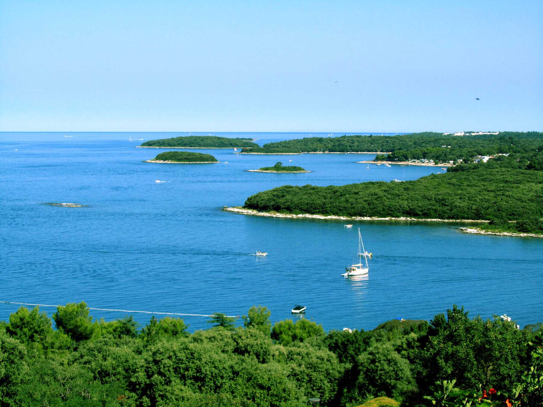 Îlots boisés et eau turquoise de l'archipel de Vrsar, sur la côte ouest de l'Istrie