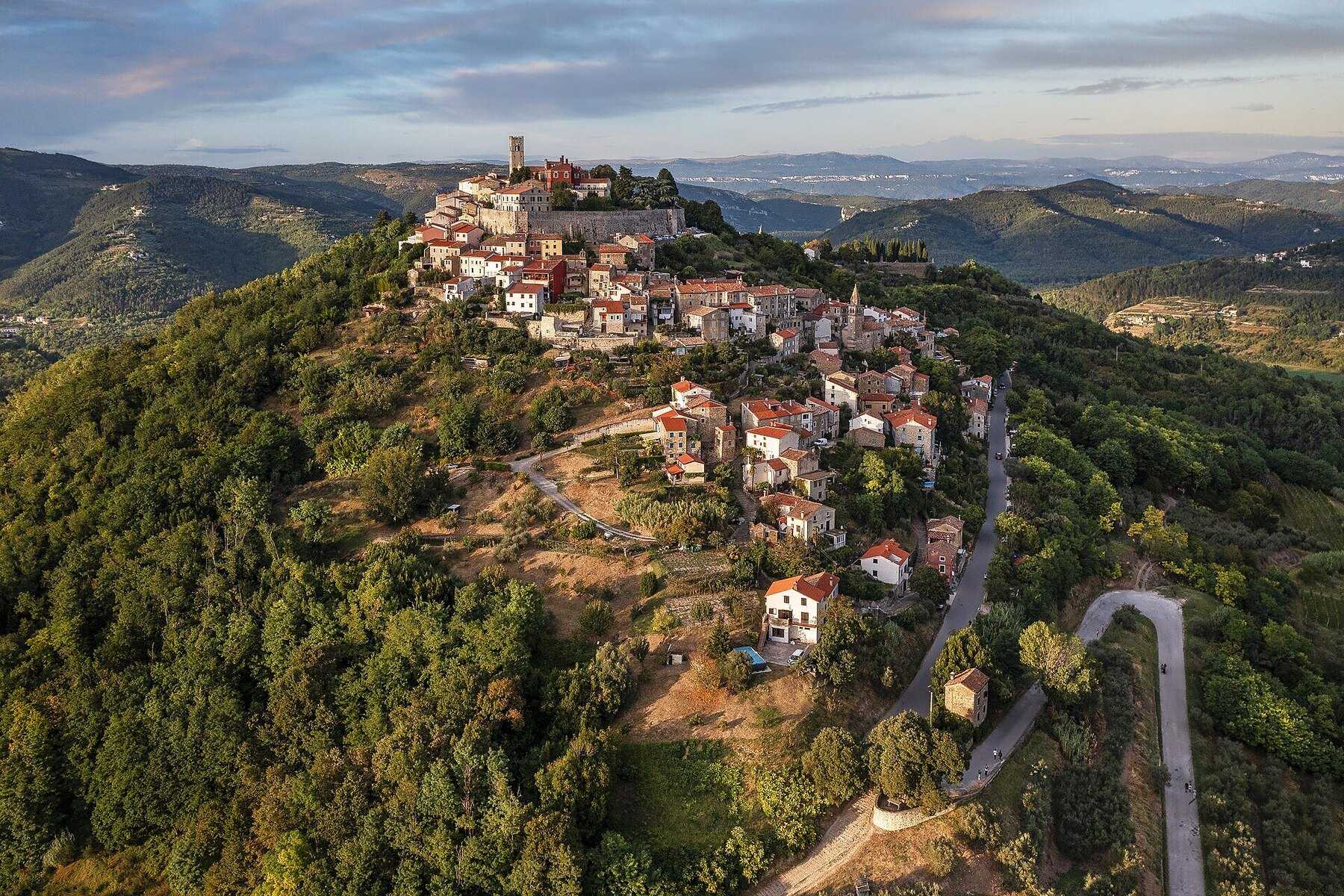Le bourg perché de Motovun vu du ciel, au milieu des collines boisées de l'intérieur de l'Istrie