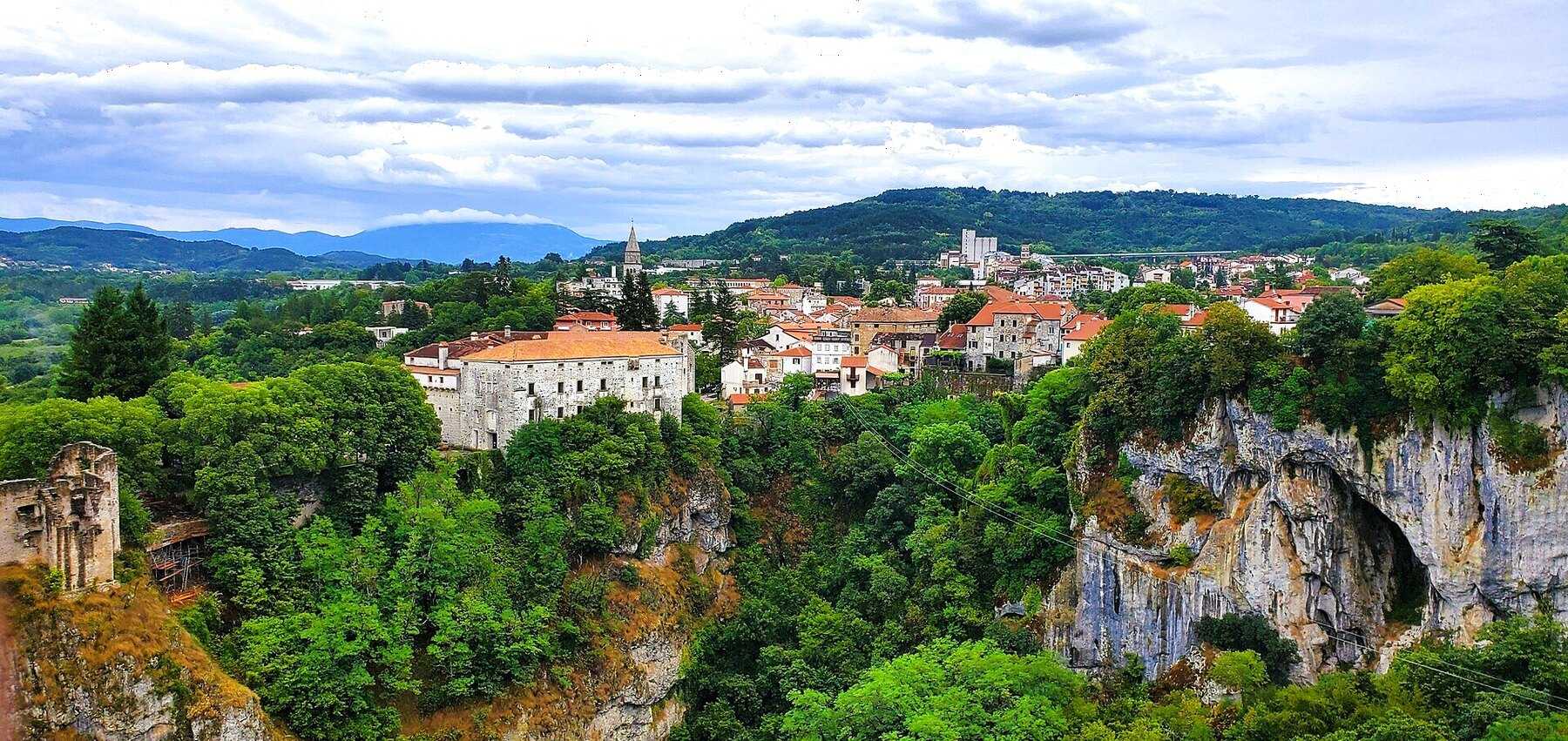 Le château de Pazin et la ville au-dessus du gouffre boisé de la Pazinčica