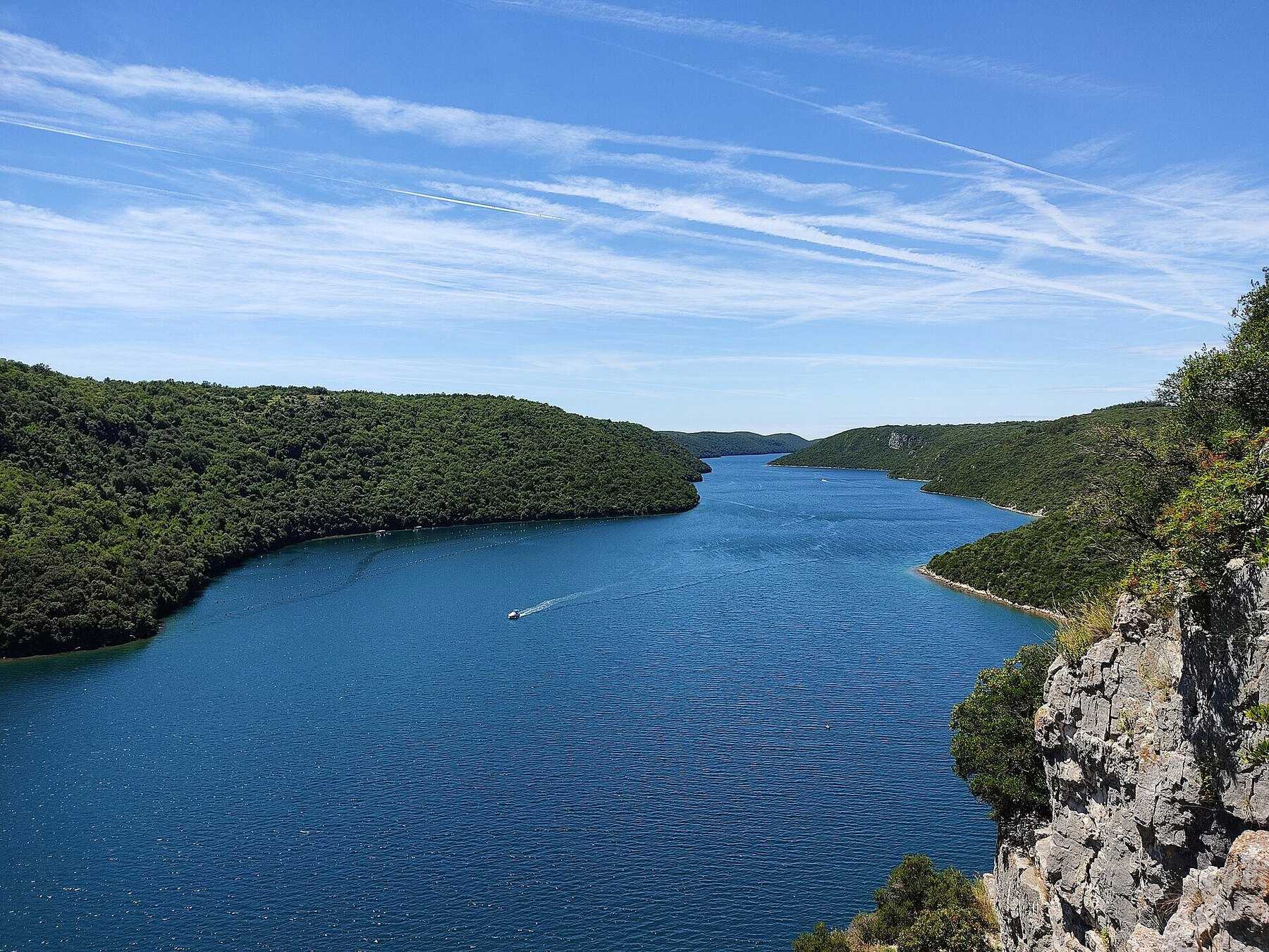 Le fjord de Lim, bras de mer étroit entre deux collines boisées