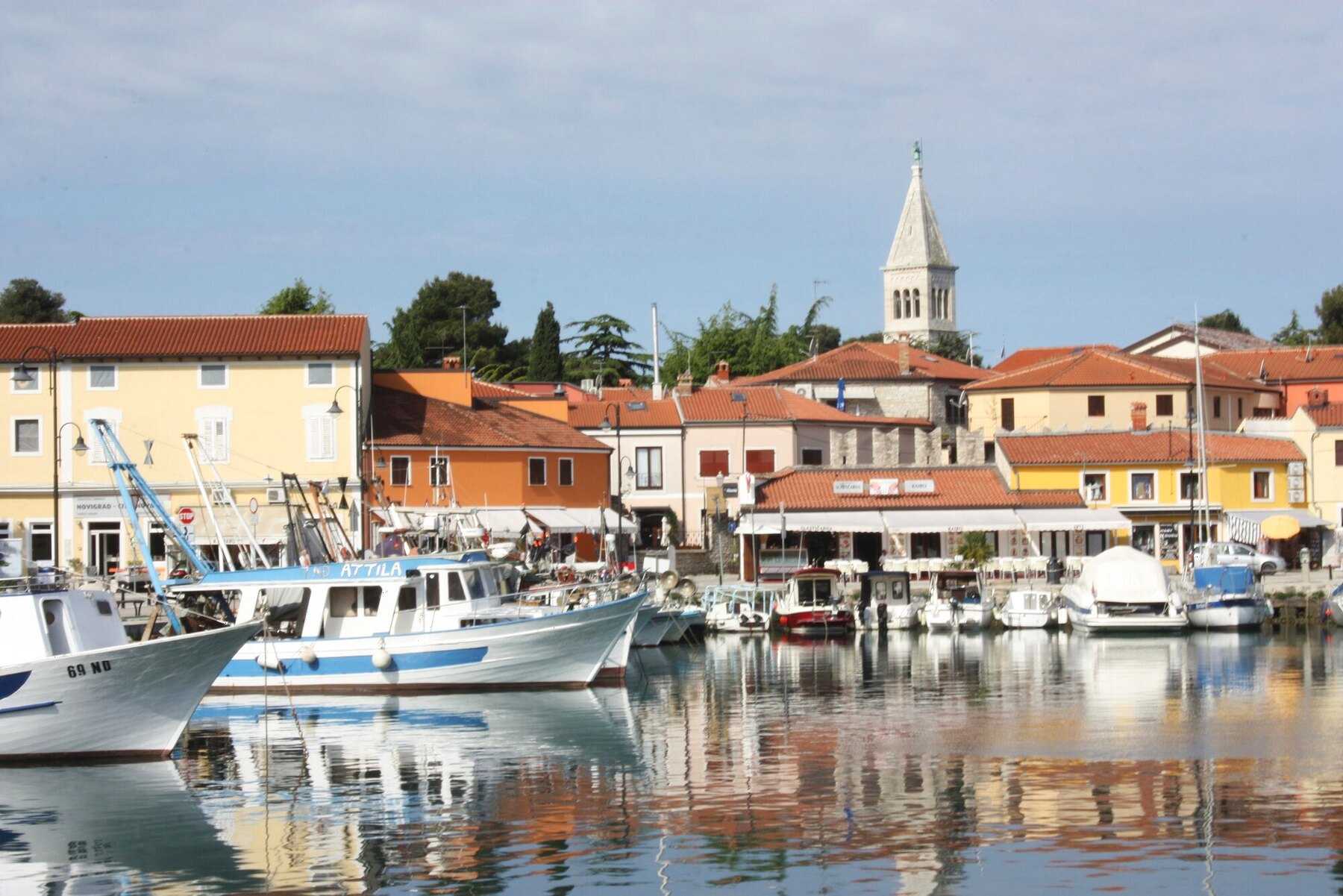 Le port de pêche de Novigrad, ses maisons colorées et son clocher