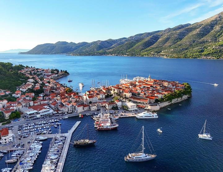 La vieille ville de Korčula et son port, vus du ciel