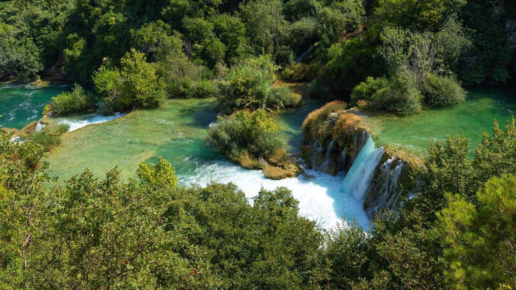 Bassins et petites cascades de Skradinski buk vus depuis les hauteurs boisées