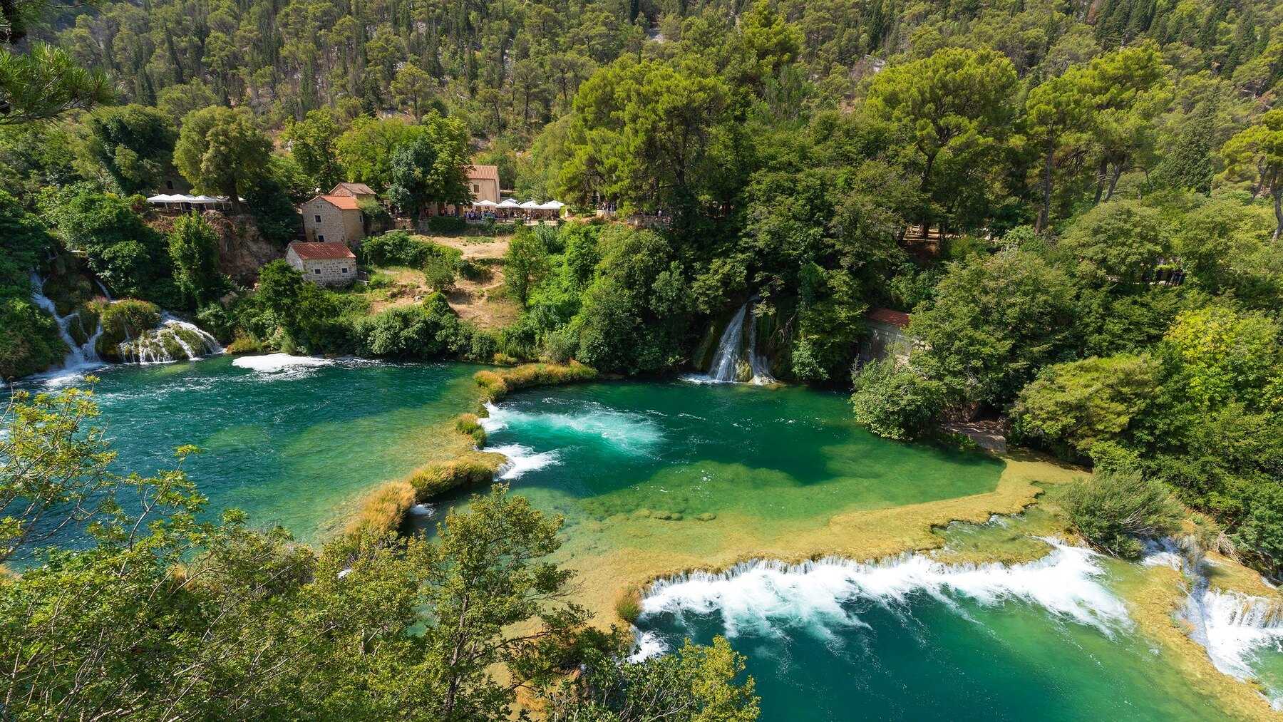 Bassins turquoise et cascades de Skradinski buk, avec les anciens moulins sur la rive, dans le parc national de Krka