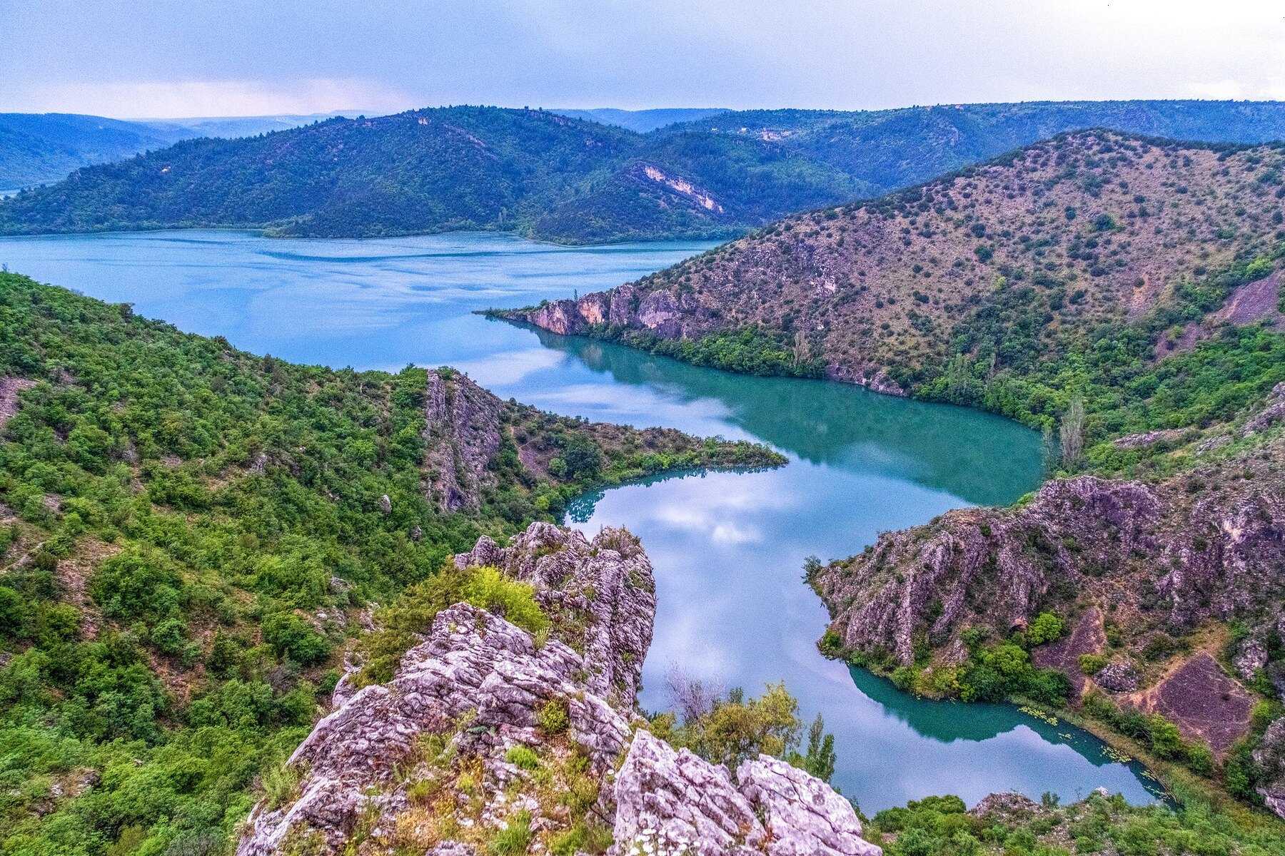Le canyon de la Čikola et son lac, vus d'un promontoire rocheux