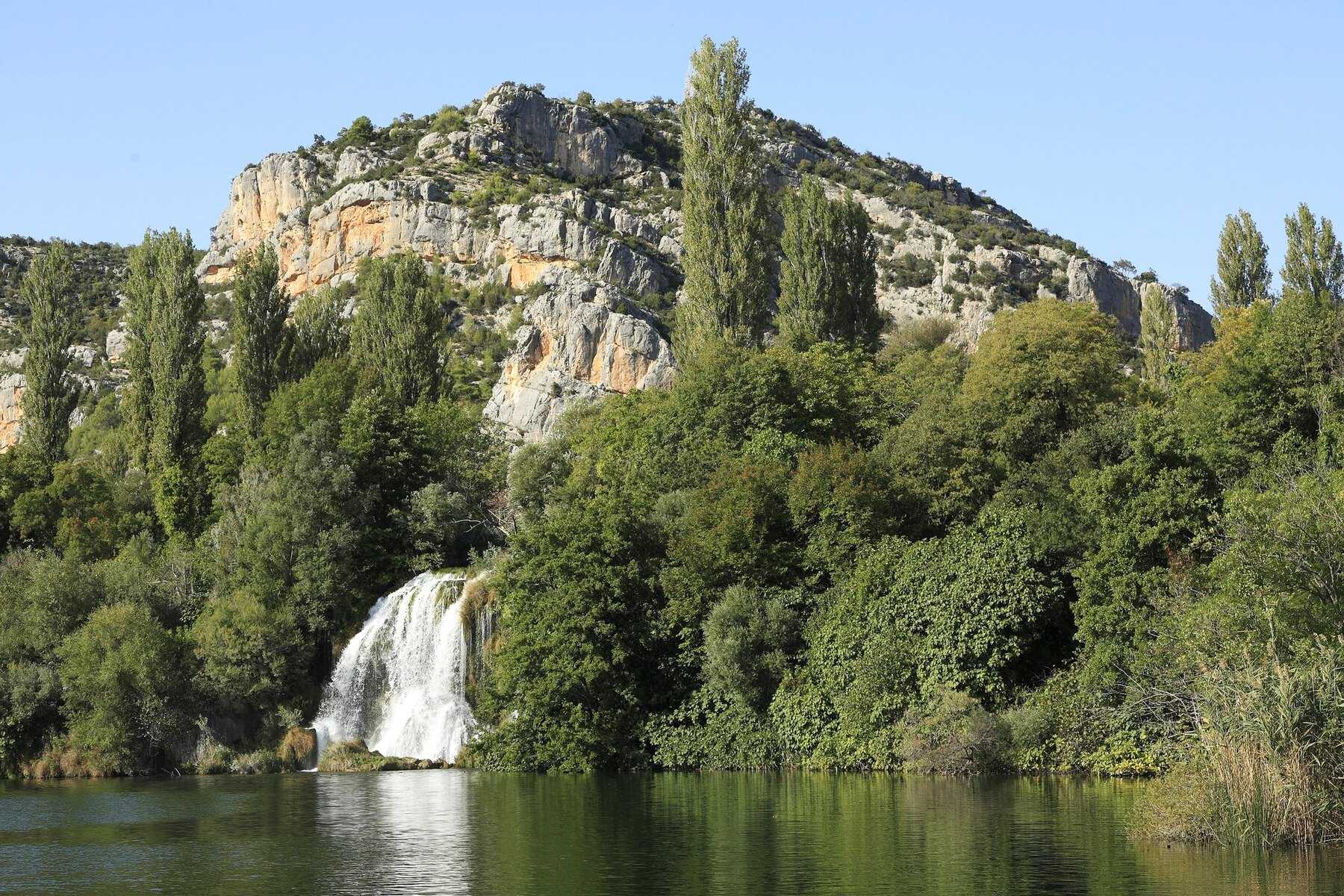La cascade principale de Roški slap se jetant dans le lac, au pied des falaises