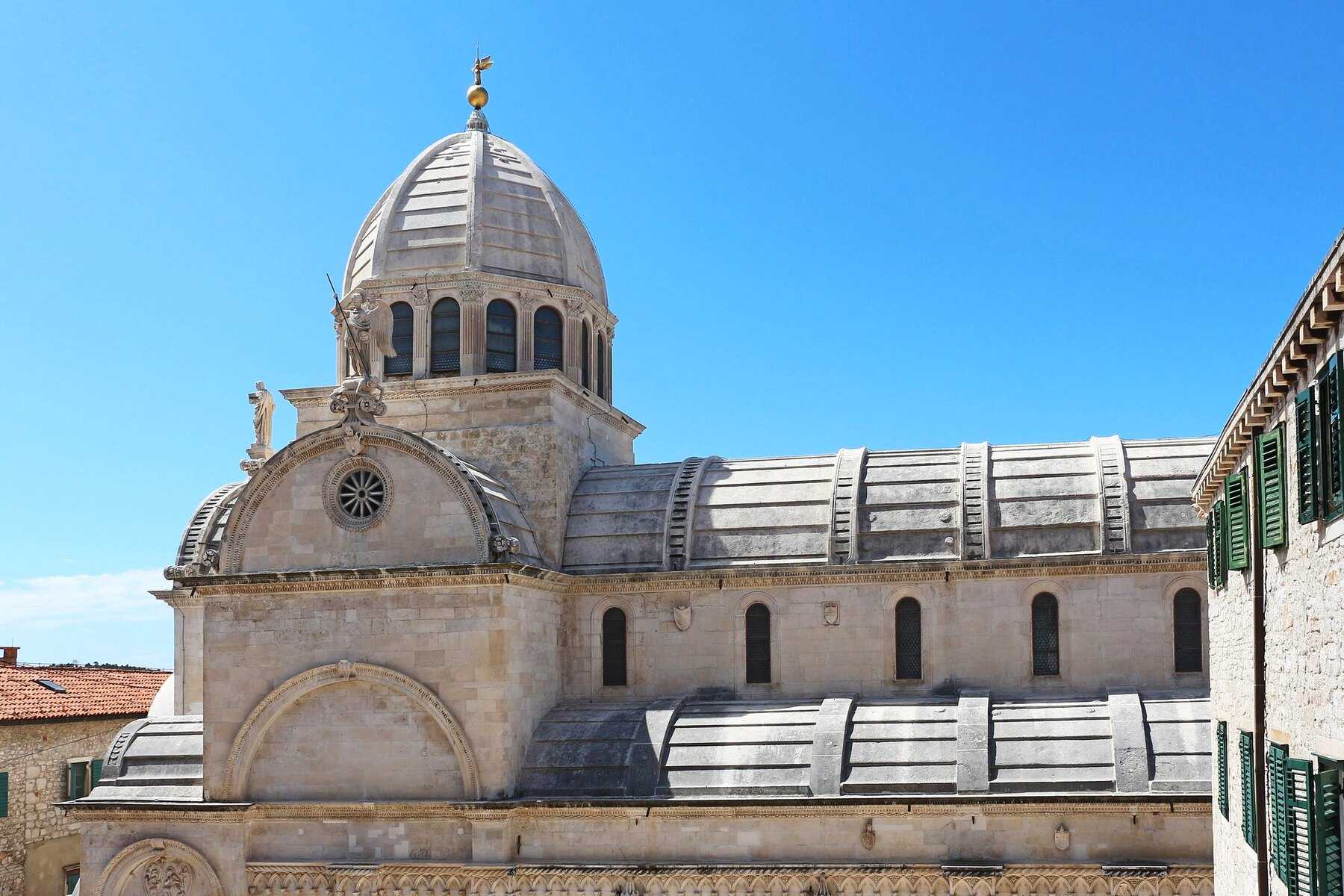 La cathédrale Saint-Jacques de Šibenik et sa coupole de pierre sous un ciel bleu