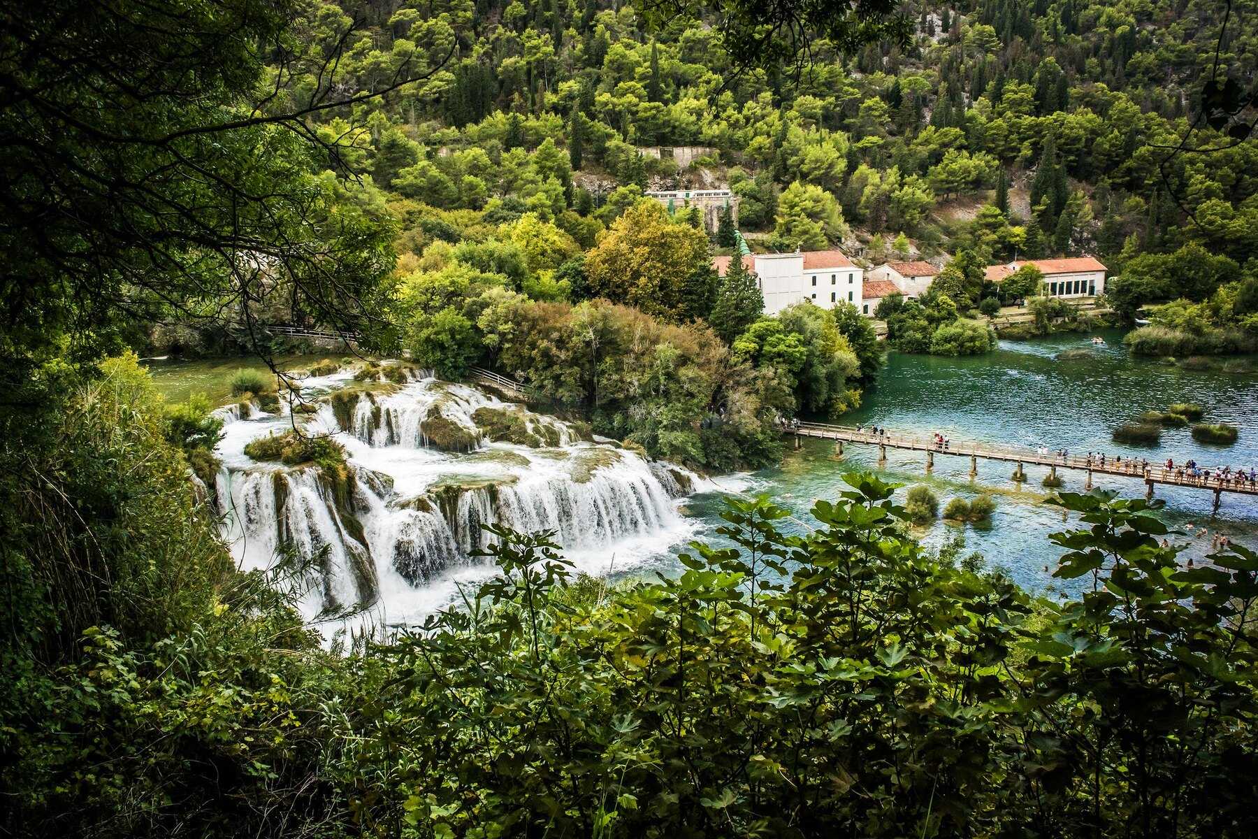 La grande cascade de Skradinski buk, la passerelle et les bâtiments du village ethnographique