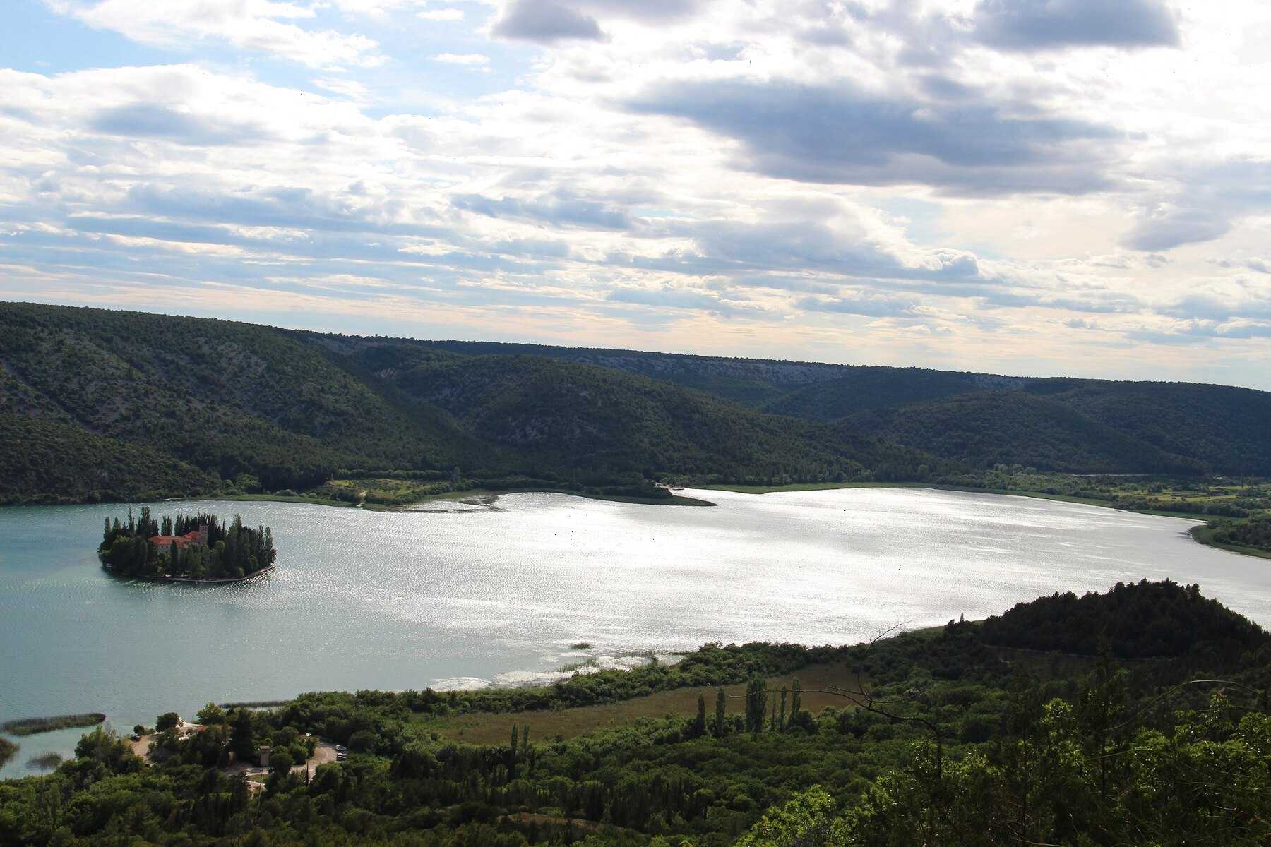 Le lac de Visovac et son île-monastère vus depuis les hauteurs