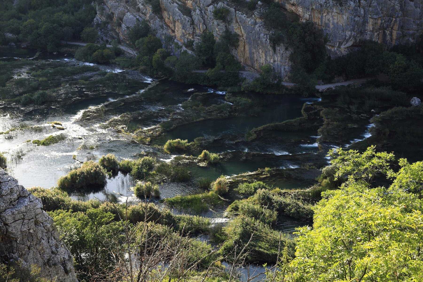 Les rapides des Ogrlice à Roški slap, entre îlots de tuf et falaises