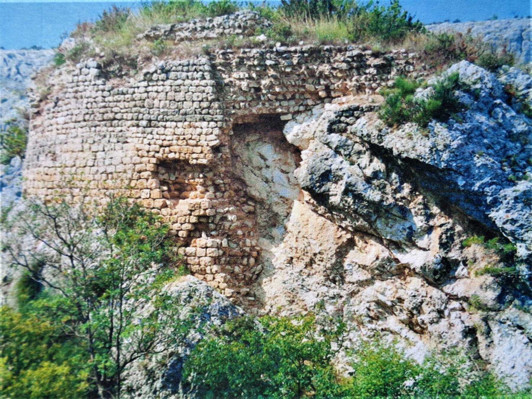 Ruines des murailles de la forteresse médiévale de Kamičak, accrochées au rocher