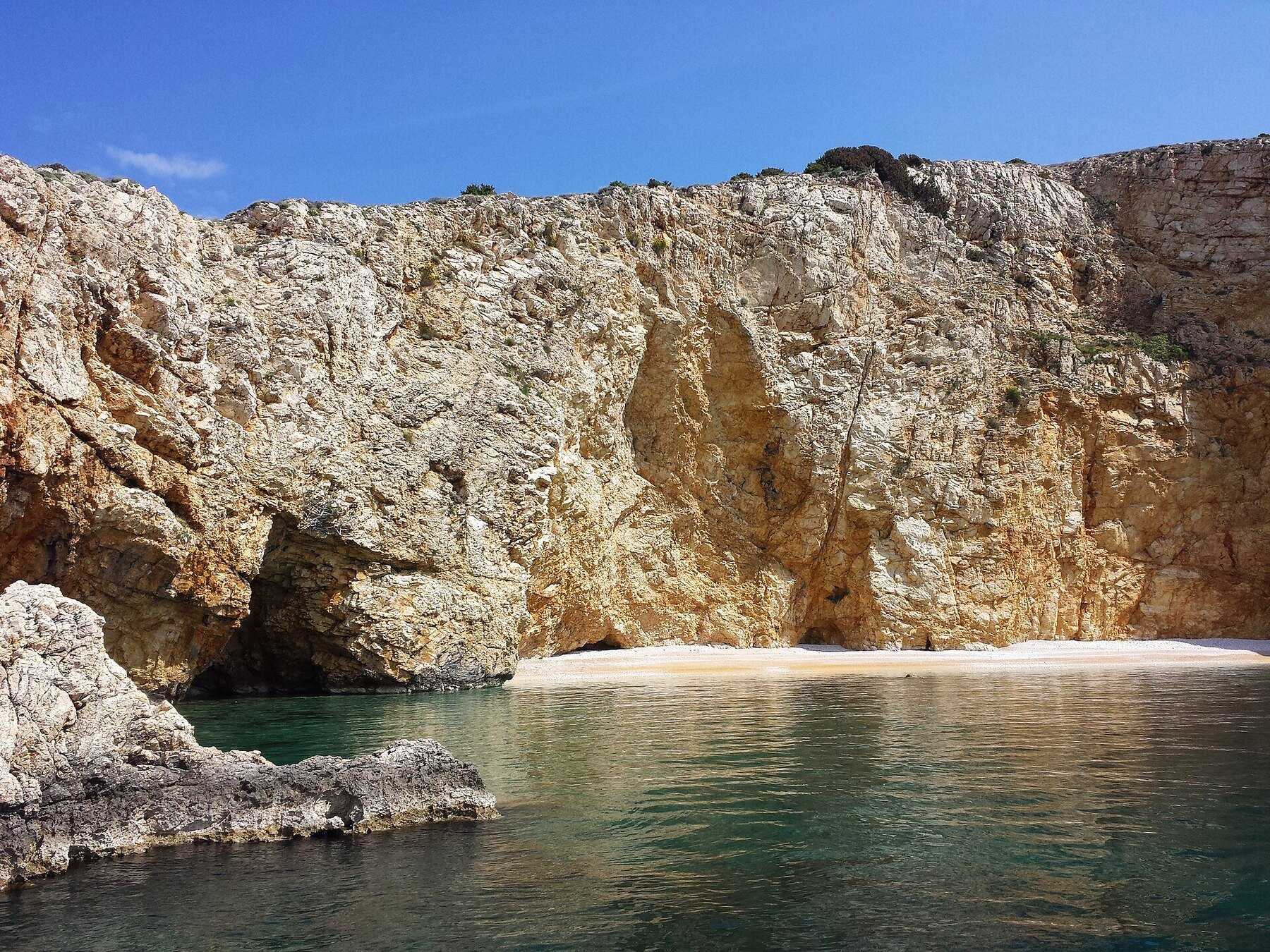 Falaises claires et crique de sable sur la côte sud de l'île de Krk