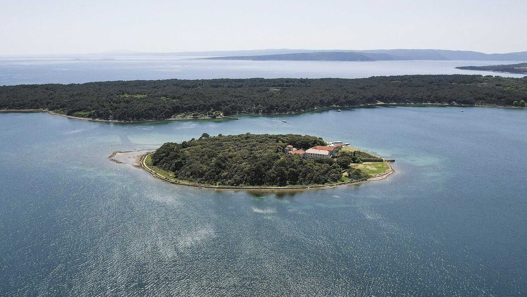 L'îlot boisé de Košljun et son monastère franciscain, dans la baie de Punat, sur l'île de Krk