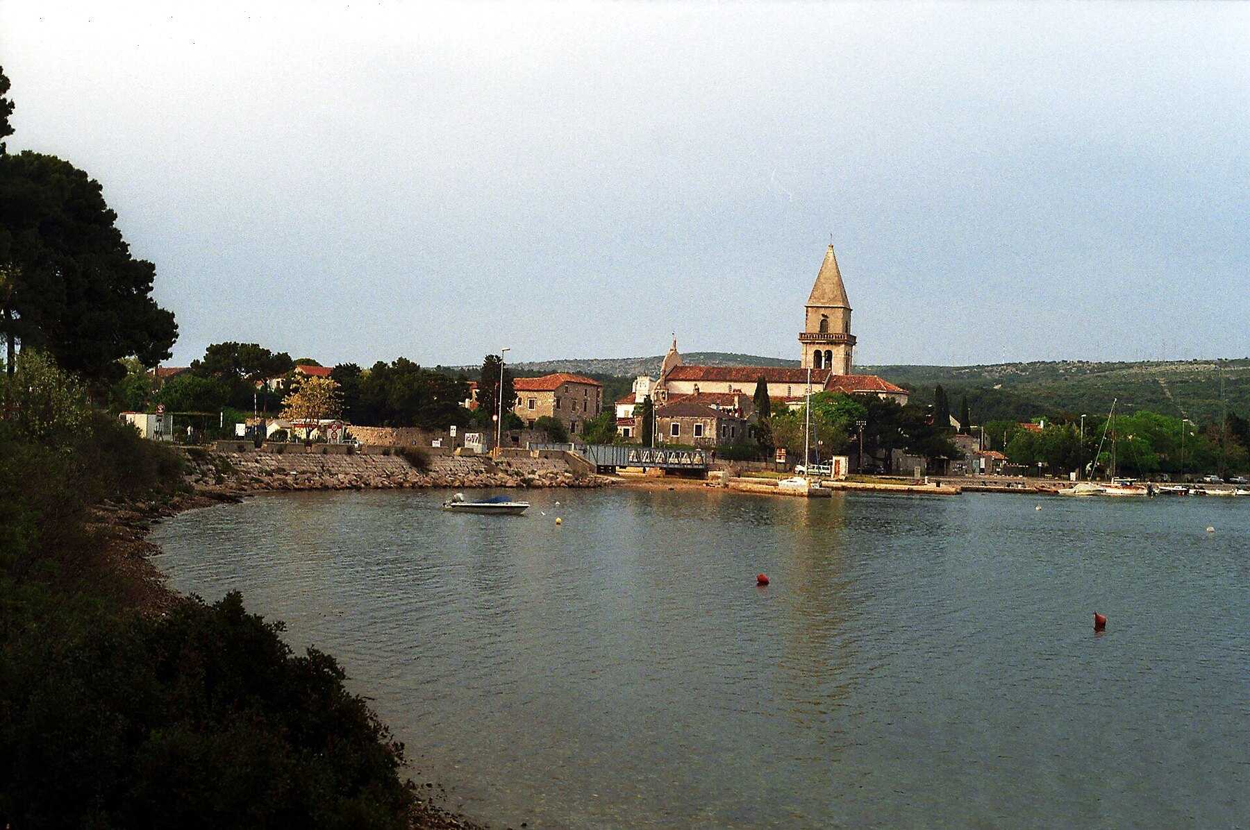 Le pont tournant d'Osor sur le chenal entre Cres et Lošinj, avec la cathédrale en arrière-plan