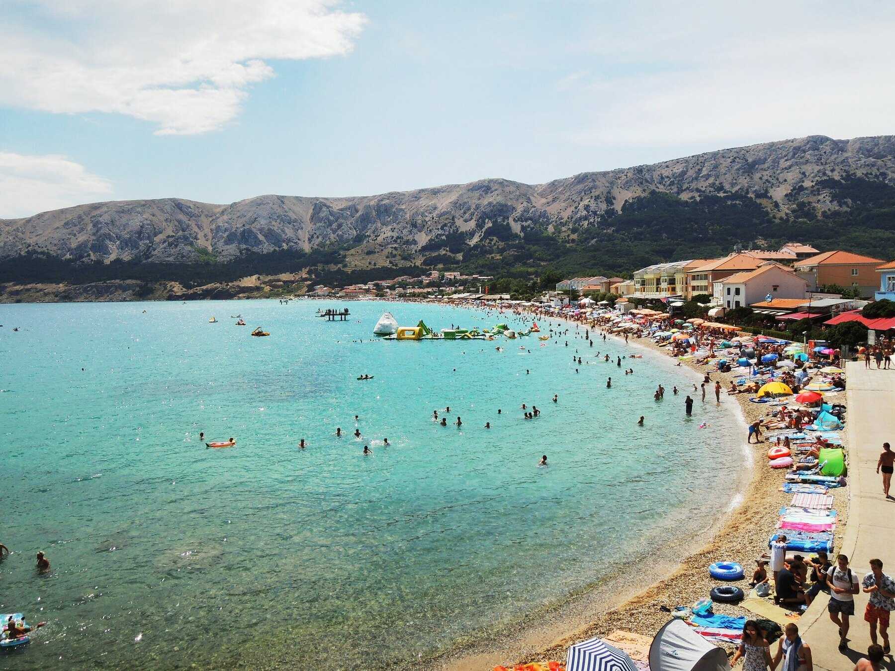La Vela plaža de Baška, sa baie turquoise et ses montagnes pelées, sur l'île de Krk