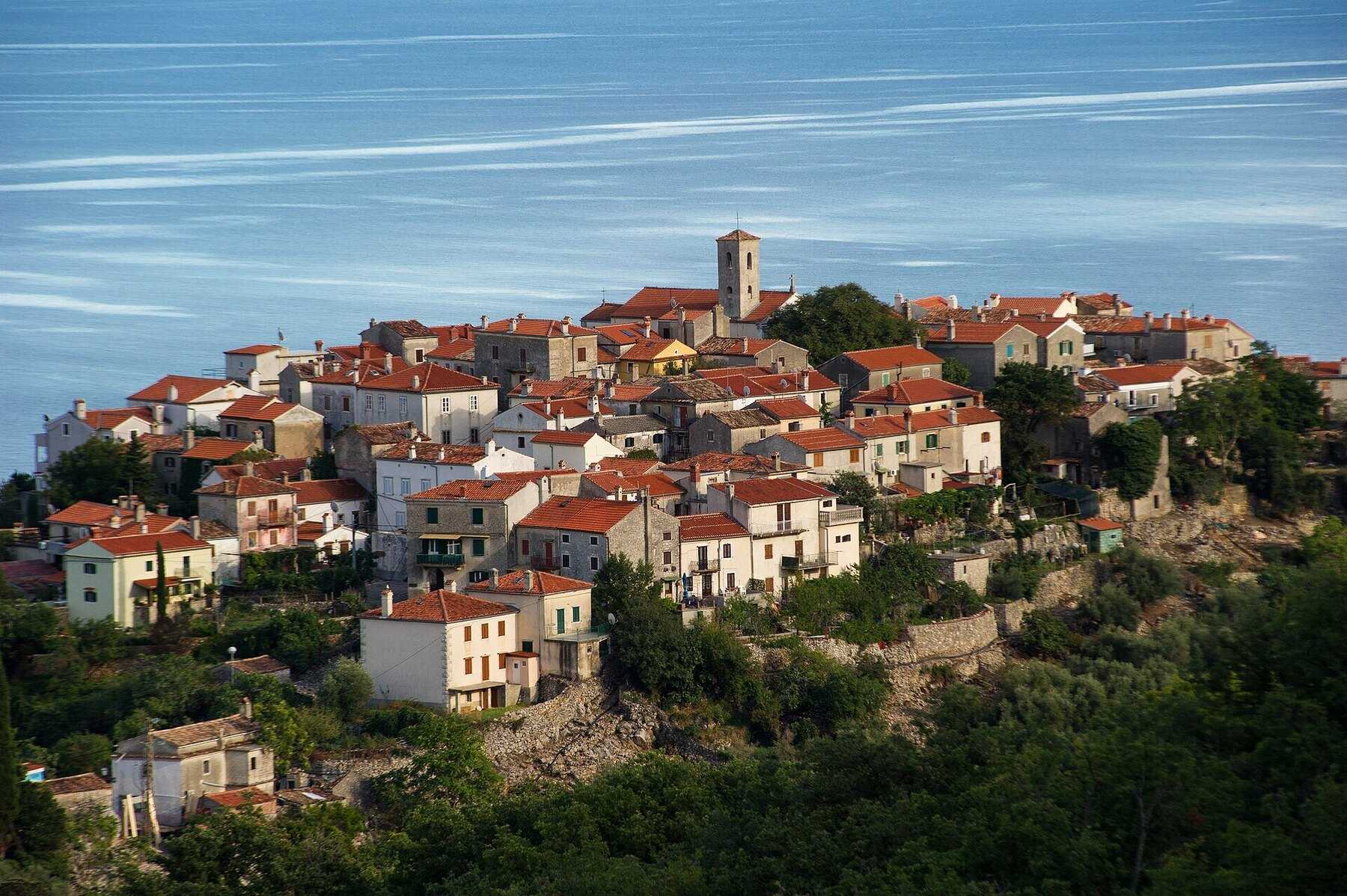 Le village de Beli perché sur sa colline boisée au-dessus de la mer, sur l'île de Cres