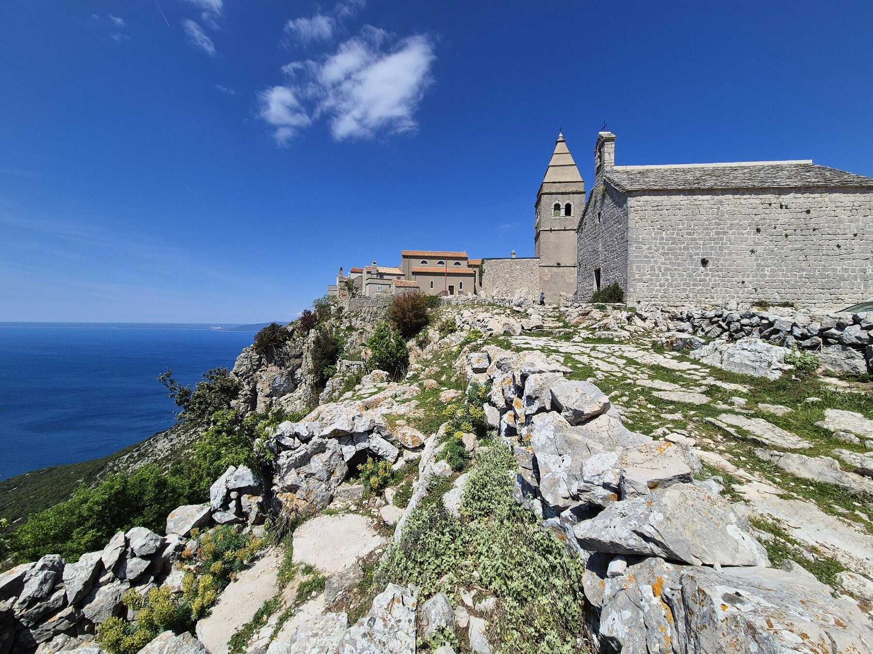 Le village de Lubenice et son clocher perchés sur la falaise, au-dessus de la mer, sur l'île de Cres