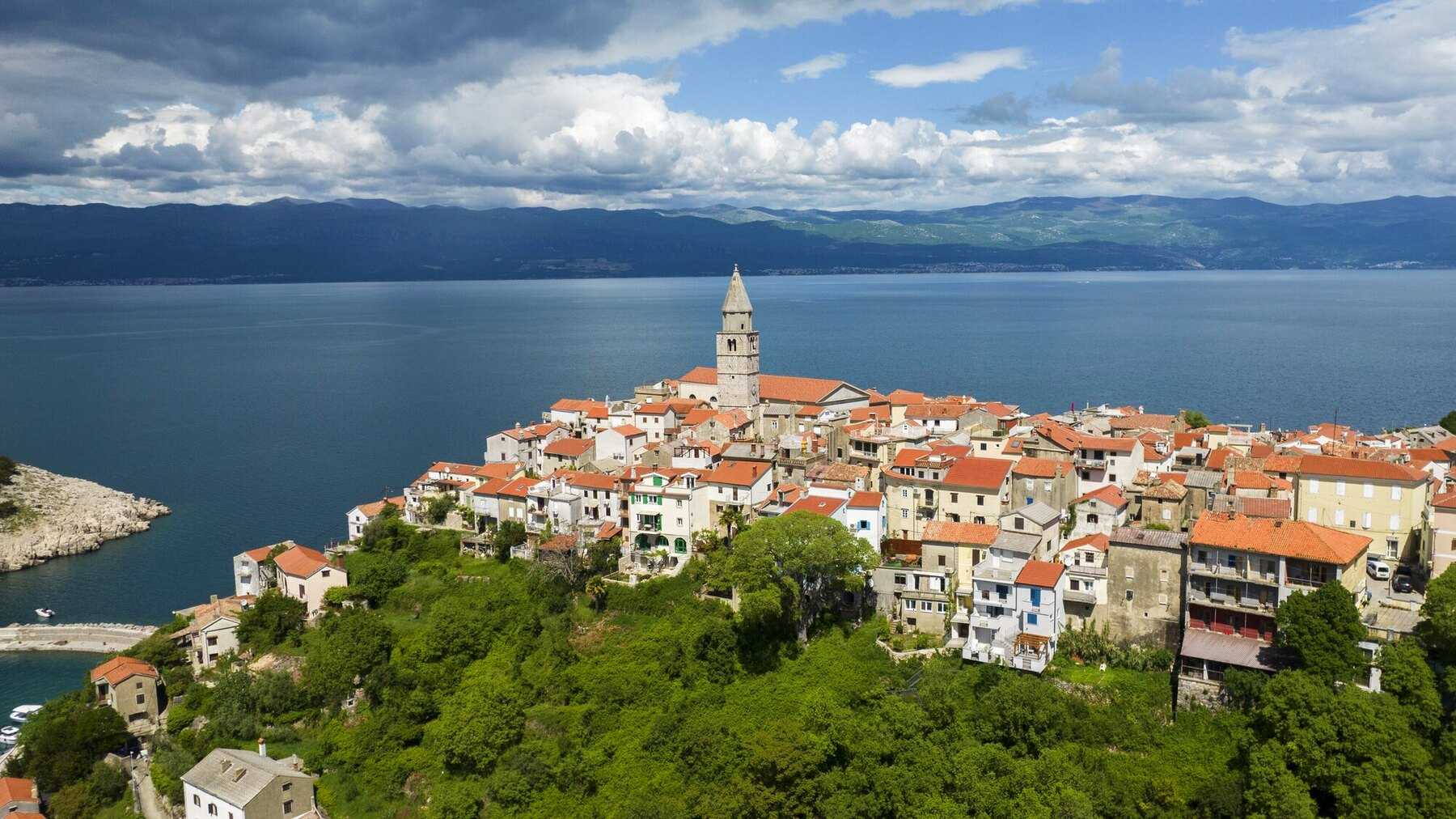 Vrbnik, ses toits rouges et son clocher sur un promontoire au-dessus de la mer, sur l'île de Krk