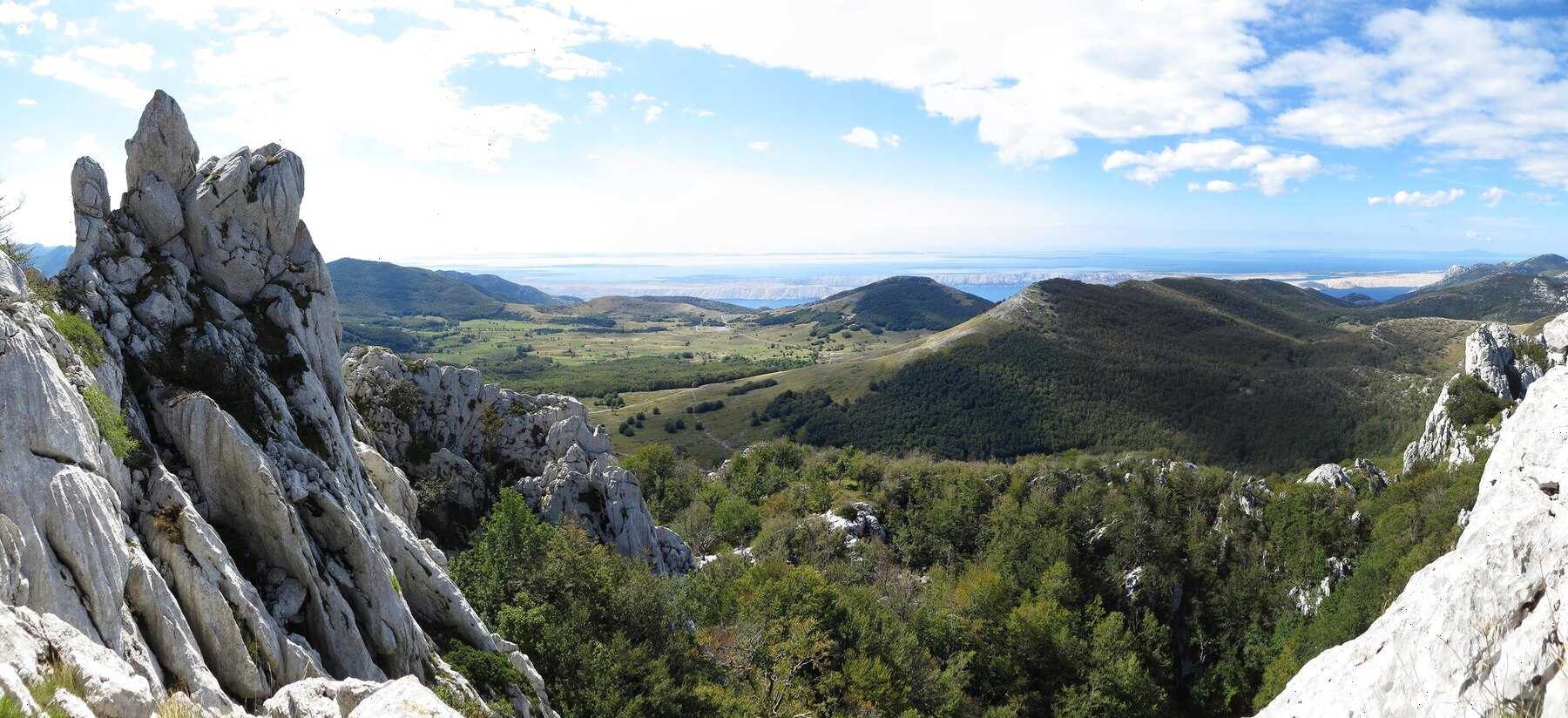 Panorama sur les pitons calcaires et les vallées du Velebit