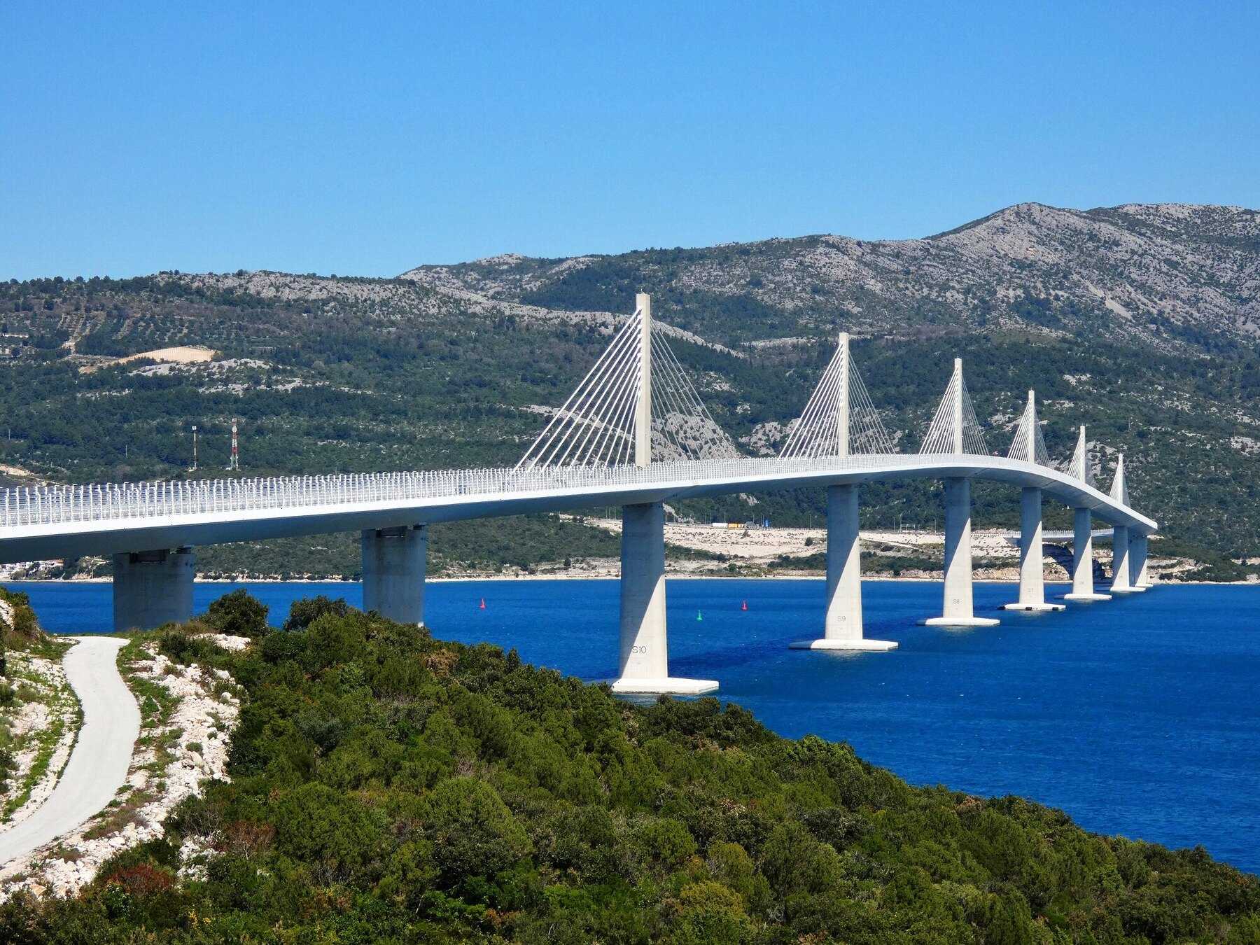 Le pont de Pelješac, ses pylônes blancs et la mer bleue, qui relie le continent à la presqu’île sans passer par la Bosnie