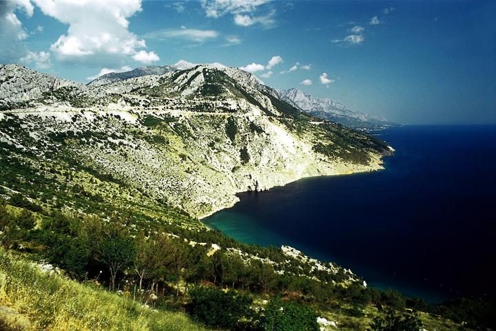 La route côtière adriatique (D8) accrochée à la montagne au-dessus de la mer, près de Vrulja entre Omiš et Makarska