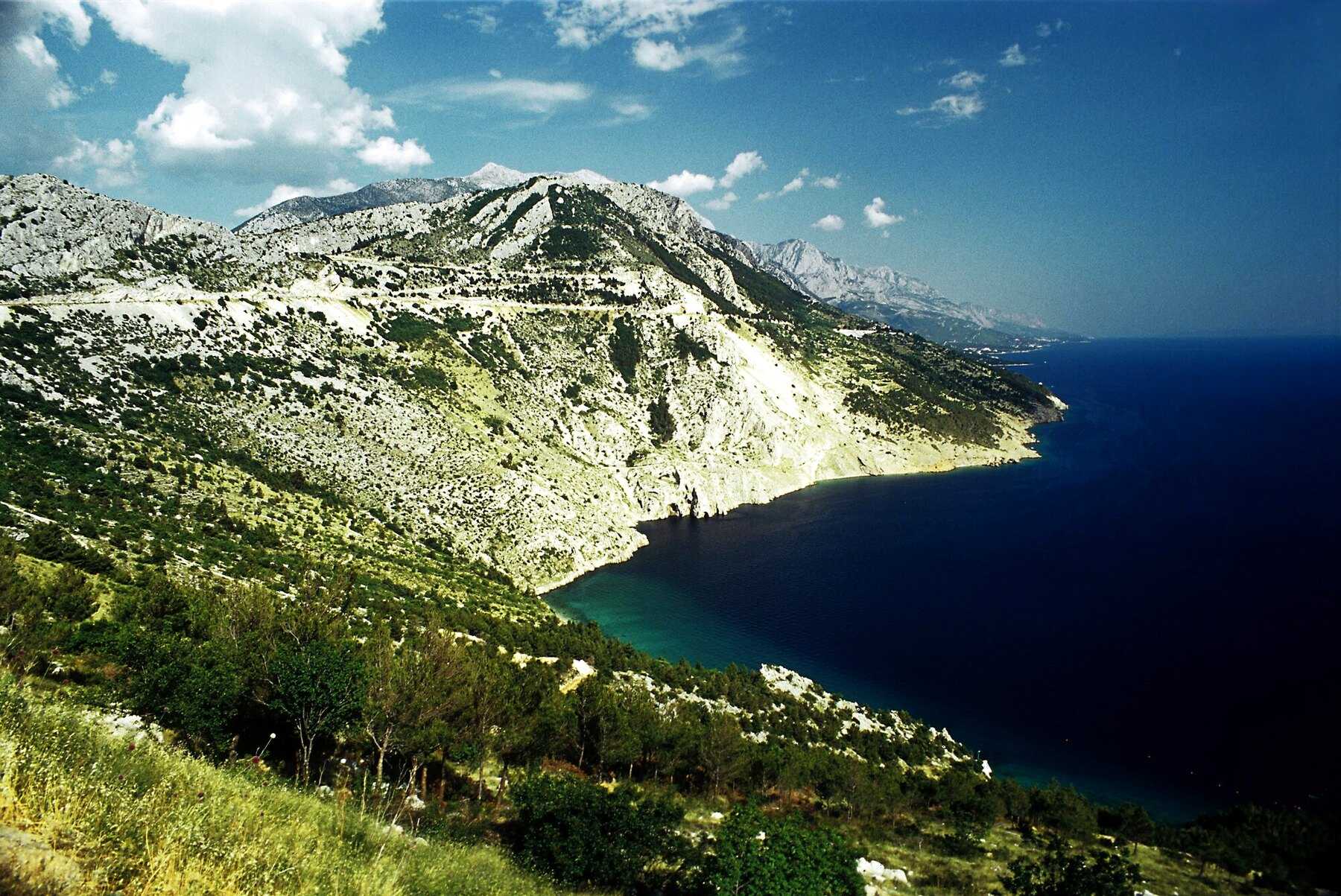 La route côtière adriatique (D8) accrochée à la montagne au-dessus de la mer, près de Vrulja entre Omiš et Makarska