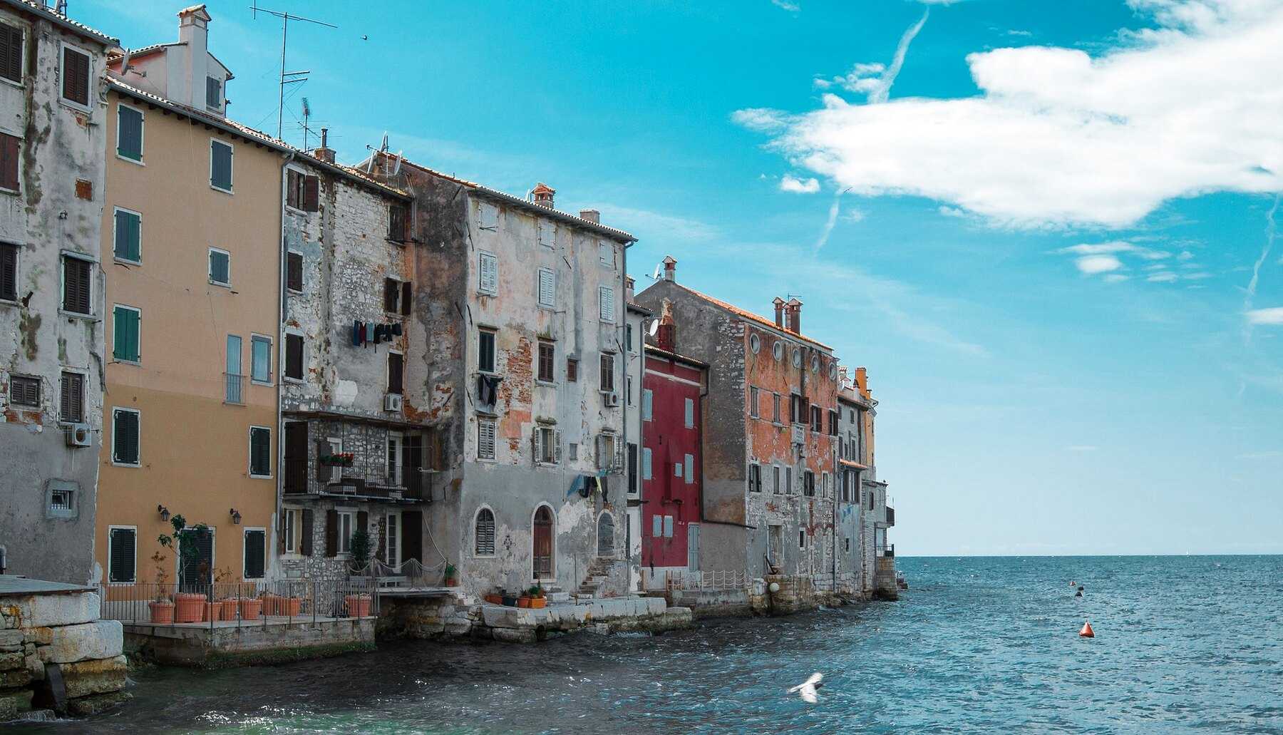 Maisons de la vieille ville de Rovinj bâties au ras de l'eau