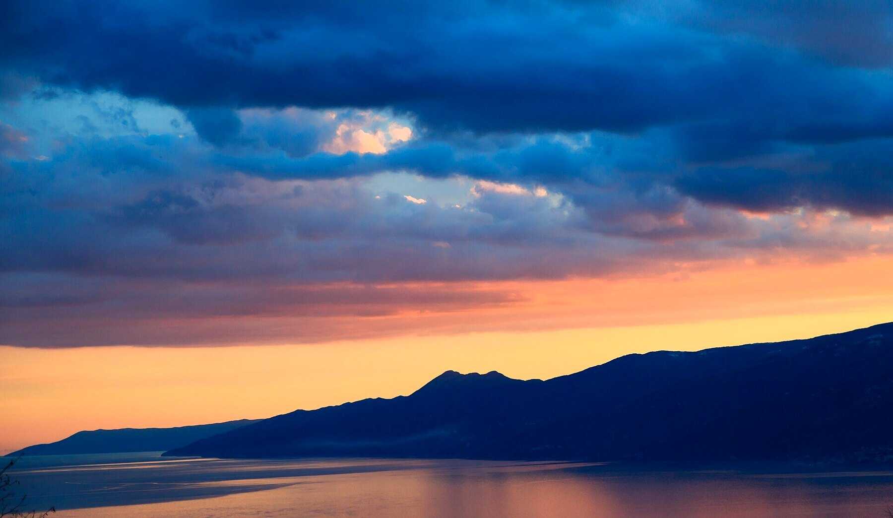 Le massif de l'Učka au coucher du soleil, vu depuis le golfe du Kvarner